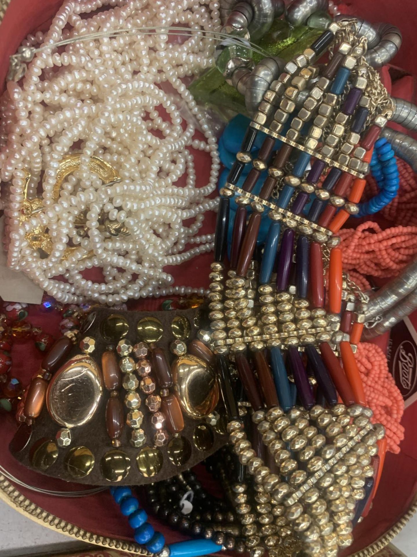 A QUANTITY OF VINTAGE COSTUME JEWELLERY TO INCLUDE RINGS, NECKLACES, ETC IN A JEWELLERY CASE - Image 4 of 4