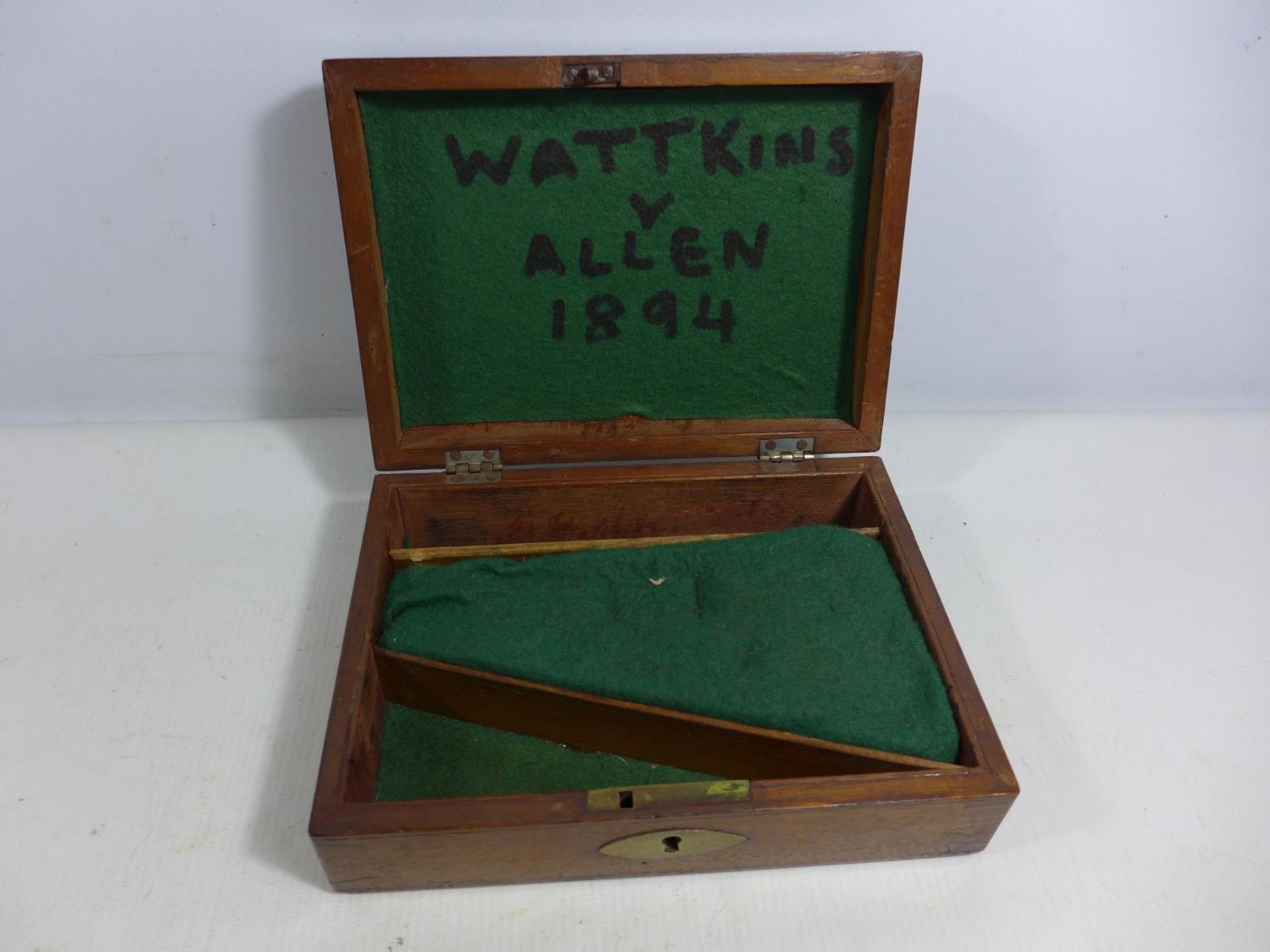 A MAHOGANY BOX FITTED OUT TO TAKE A PISTOL, SIZE OF BOX WIDTH 19.5CM, DEPTH 14CM AND HEIGHT 6CM