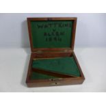 A MAHOGANY BOX FITTED OUT TO TAKE A PISTOL, SIZE OF BOX WIDTH 19.5CM, DEPTH 14CM AND HEIGHT 6CM