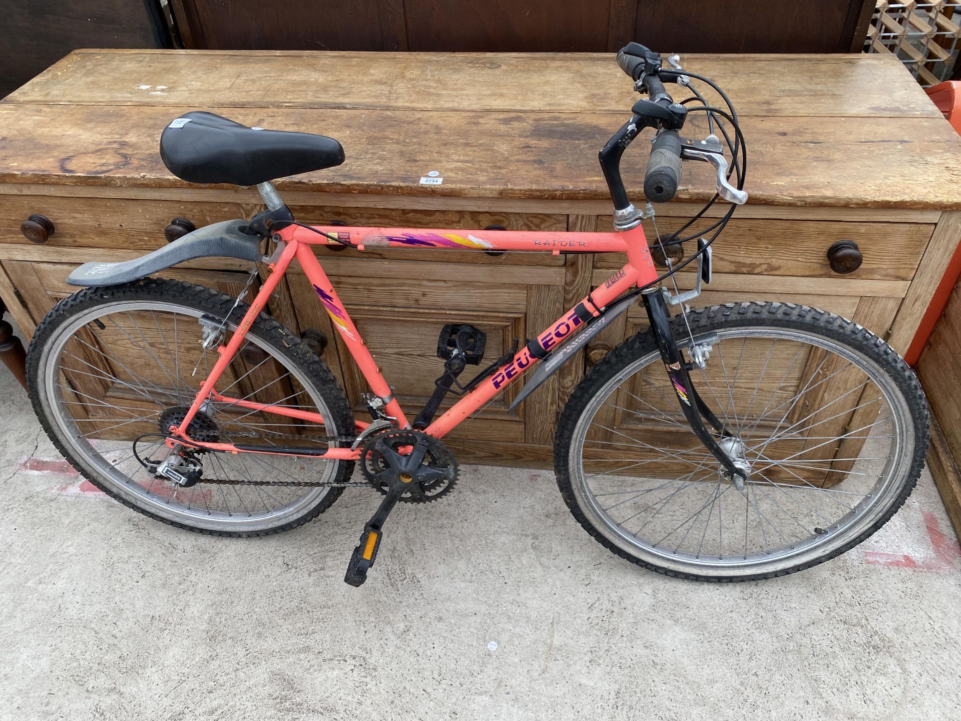 A GENTS PEUGEOT RAIDER BIKE WITH 18 SPEED SHIMANO GEAR SYSTEM