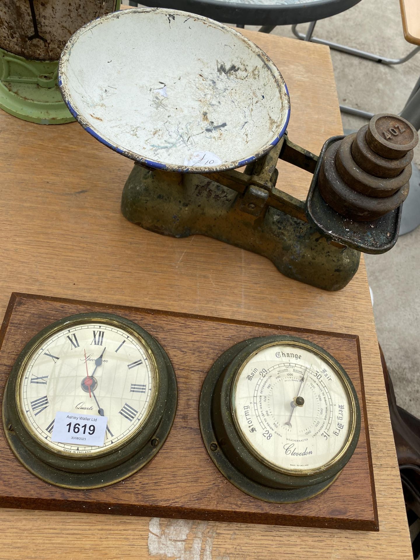 AN ASSORTMENT OF ITEMS TO INCLUDE TWO SETS OF VINTAGE SCALES AND A CLOCK - Bild 2 aus 3
