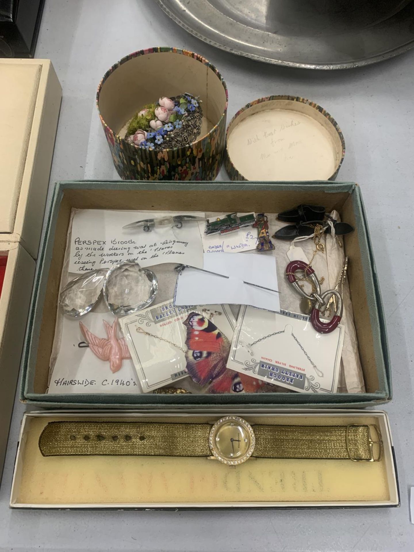 A QUANTITY OF COSTUME JEWELLERY TO INCLUDE A PERSPEX 'WINGS' BROOCH MADE DURING THE WAR AT