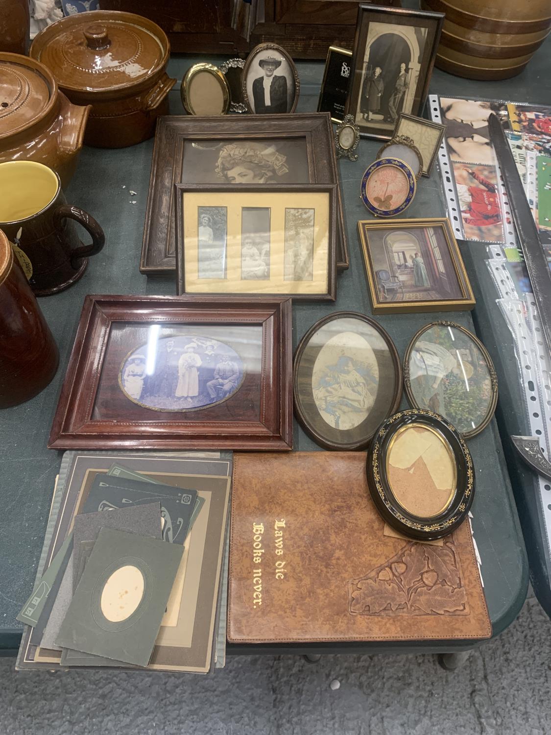 A QUANTITY OF VINTAGE PHOTOGRAPHS AND FRAMES