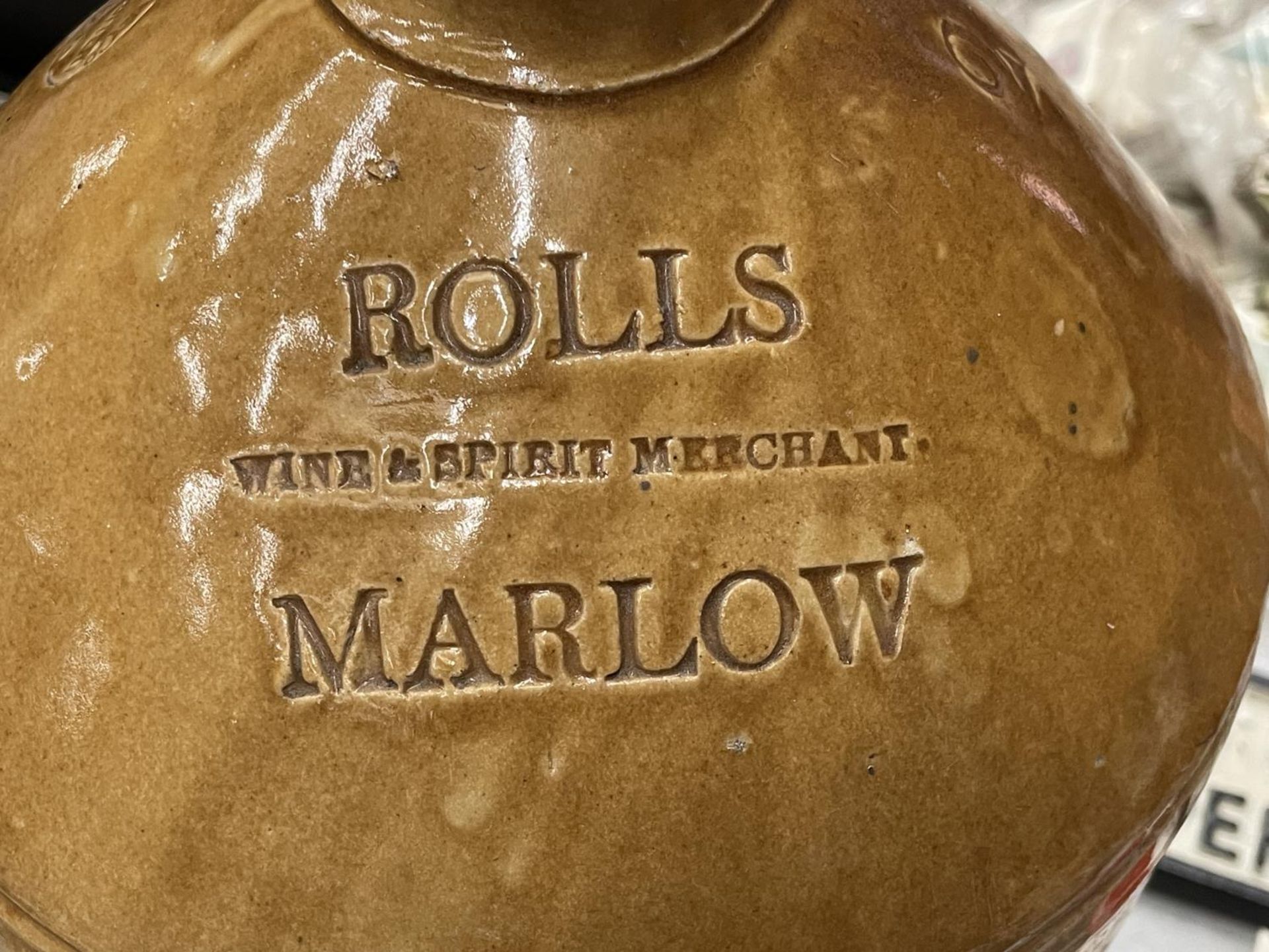 A DOULTON AND CO STONEWARE FLAGON STAMPED 'ROLLS WINE AND SPIRIT MERCHANT, MARLOW, HEIGHT APPROX - Bild 2 aus 4