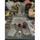 A QUANTITY OF GLASSWARE TO INCLUDE A CLARET JUG, VASES, DISHES, ETC