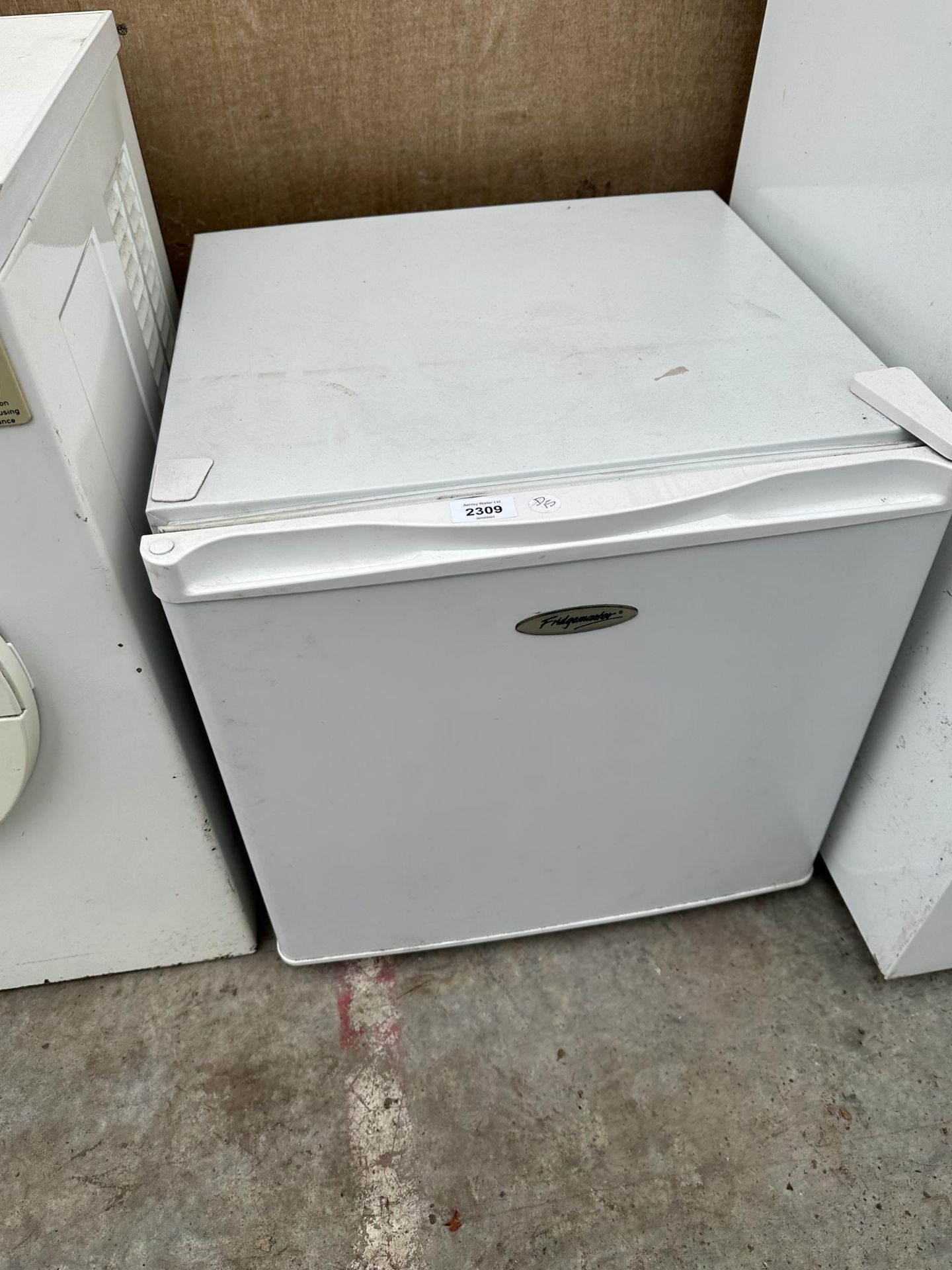 A WHITE FRIDGEMASTER COUNTERTOP FRIDGE