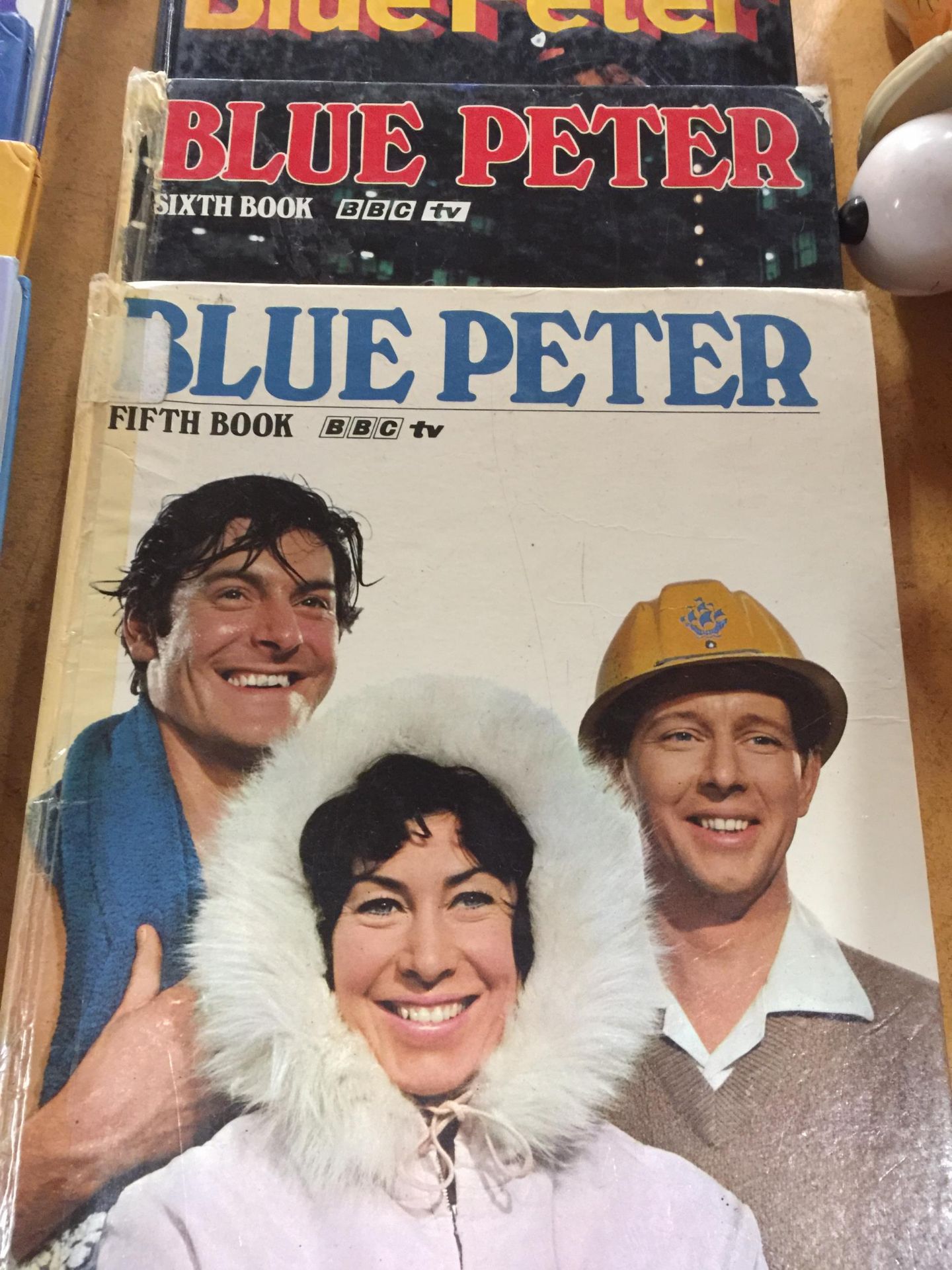 A COLLECTION OF BLUE PETER ANNUALS - Bild 3 aus 3