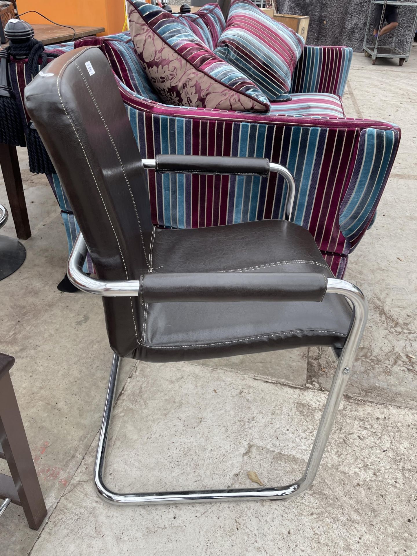 A BROWN LEATHERETTE CHAIR ON TUBULAR CHROME FRAME - Image 2 of 2