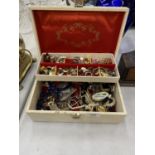 A QUANTITY OF COSTUME JEWELLERY TO INCLUDE BROOCHES, EARRINGS, NECKLACES, ETC