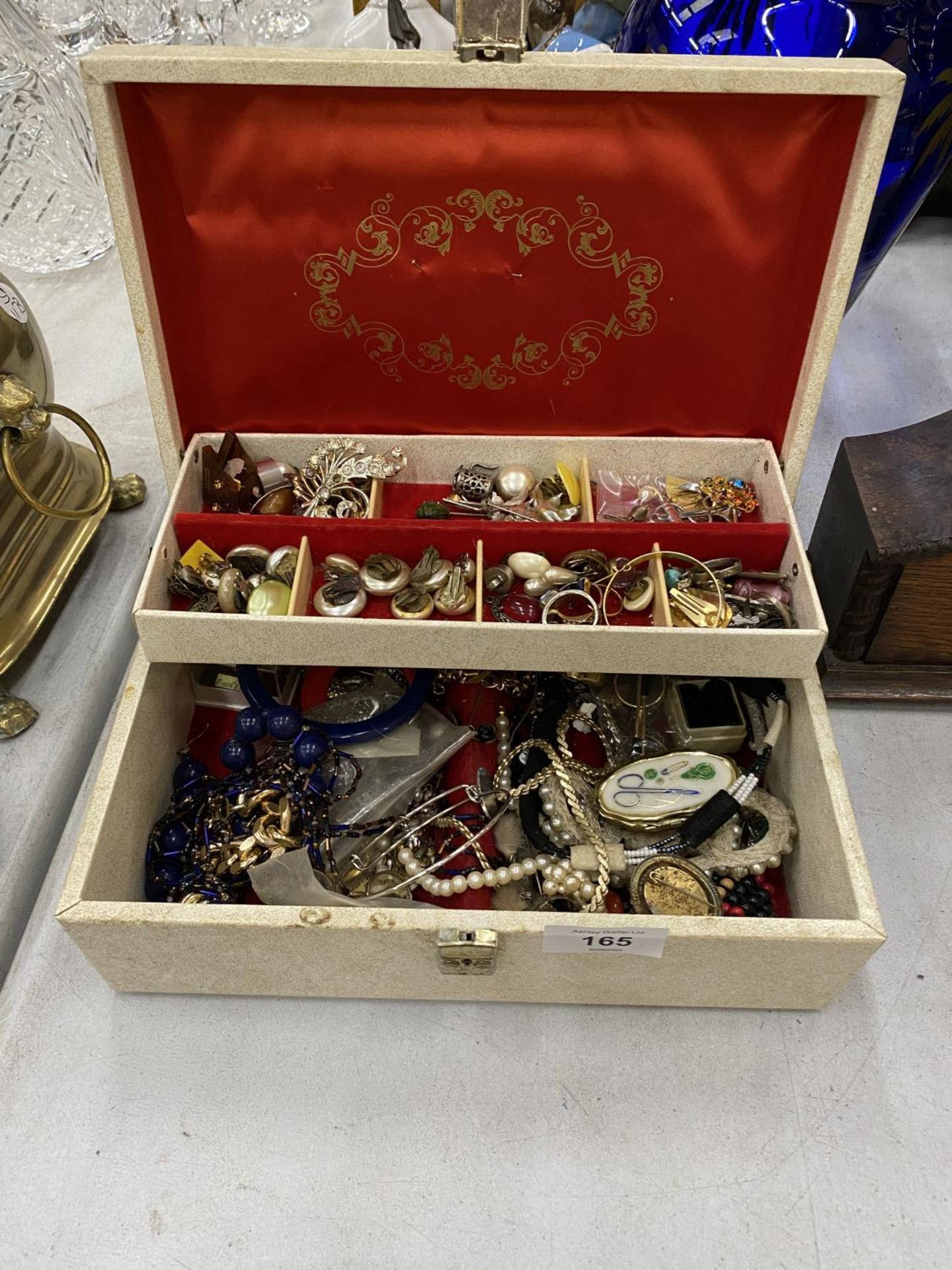 A QUANTITY OF COSTUME JEWELLERY TO INCLUDE BROOCHES, EARRINGS, NECKLACES, ETC