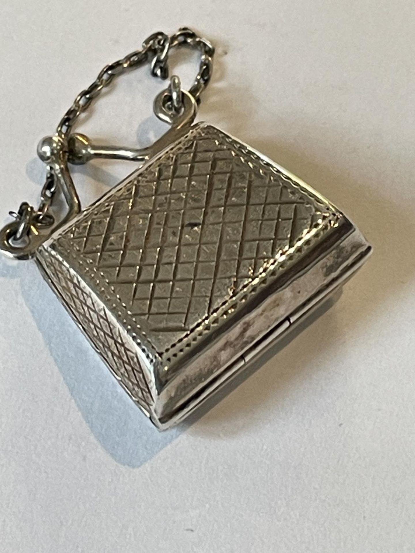 A SILVER PURSE - Image 2 of 3