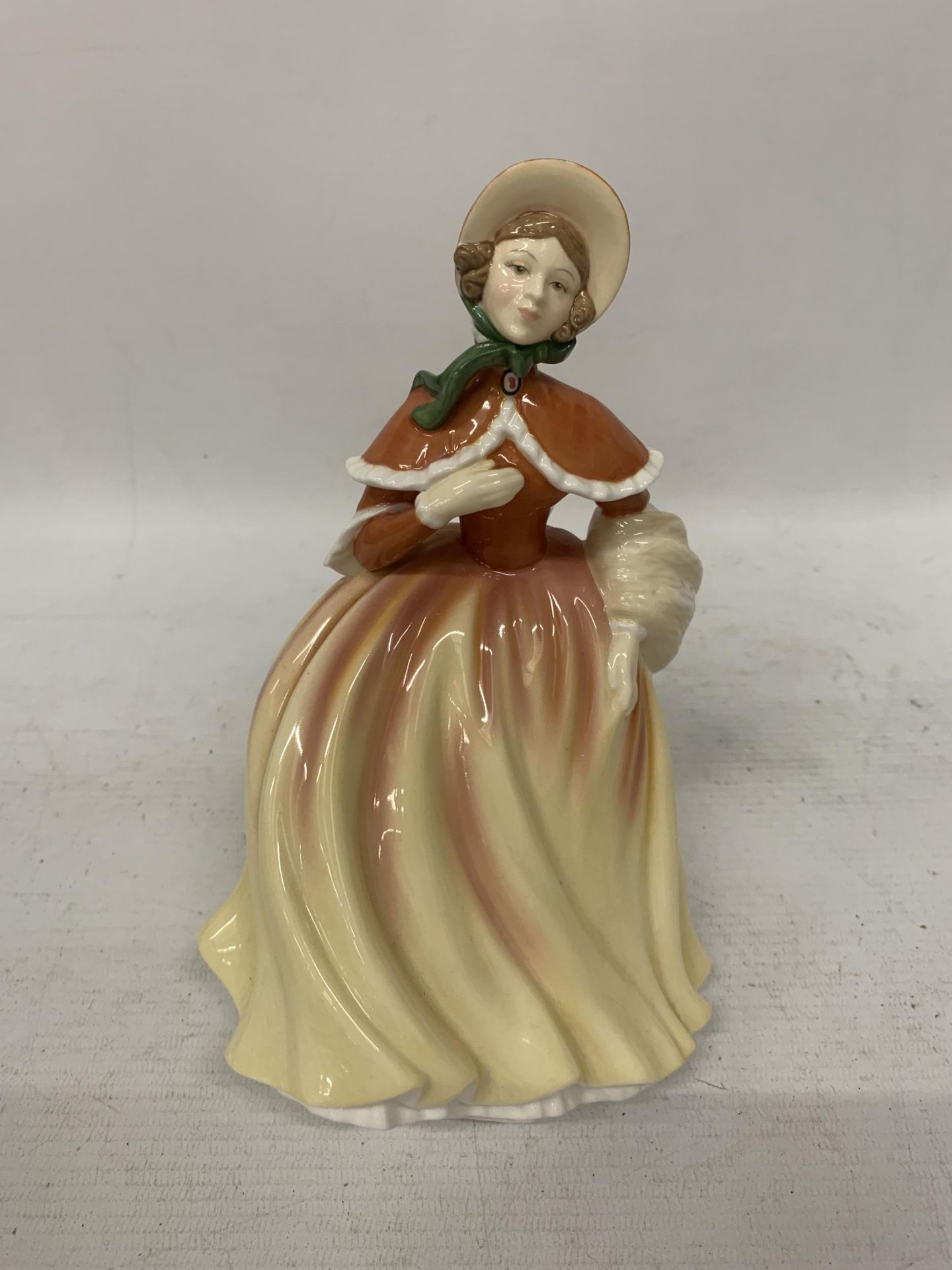 A ROYAL DOULTON PRETTY LADIES FIGURE