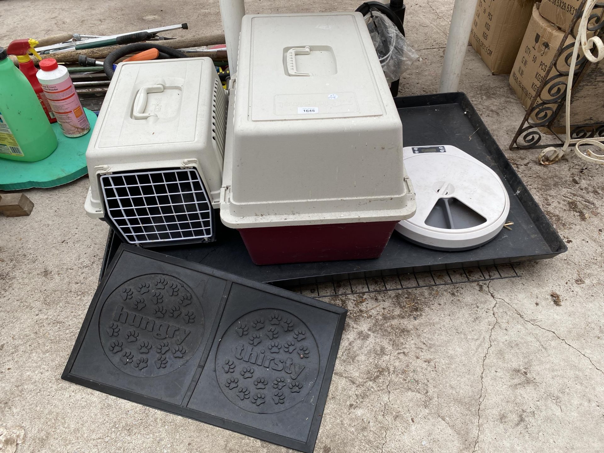 AN ASSORTMENT OF PET ITEMS TO INCLUDE CARRY CAGES AND CRATES ETC