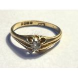 AN 18CT GOLD GYPSY SET DIAMOND SOLITAIRE RING SIZE P, WEIGHT 3.01 GRAMS