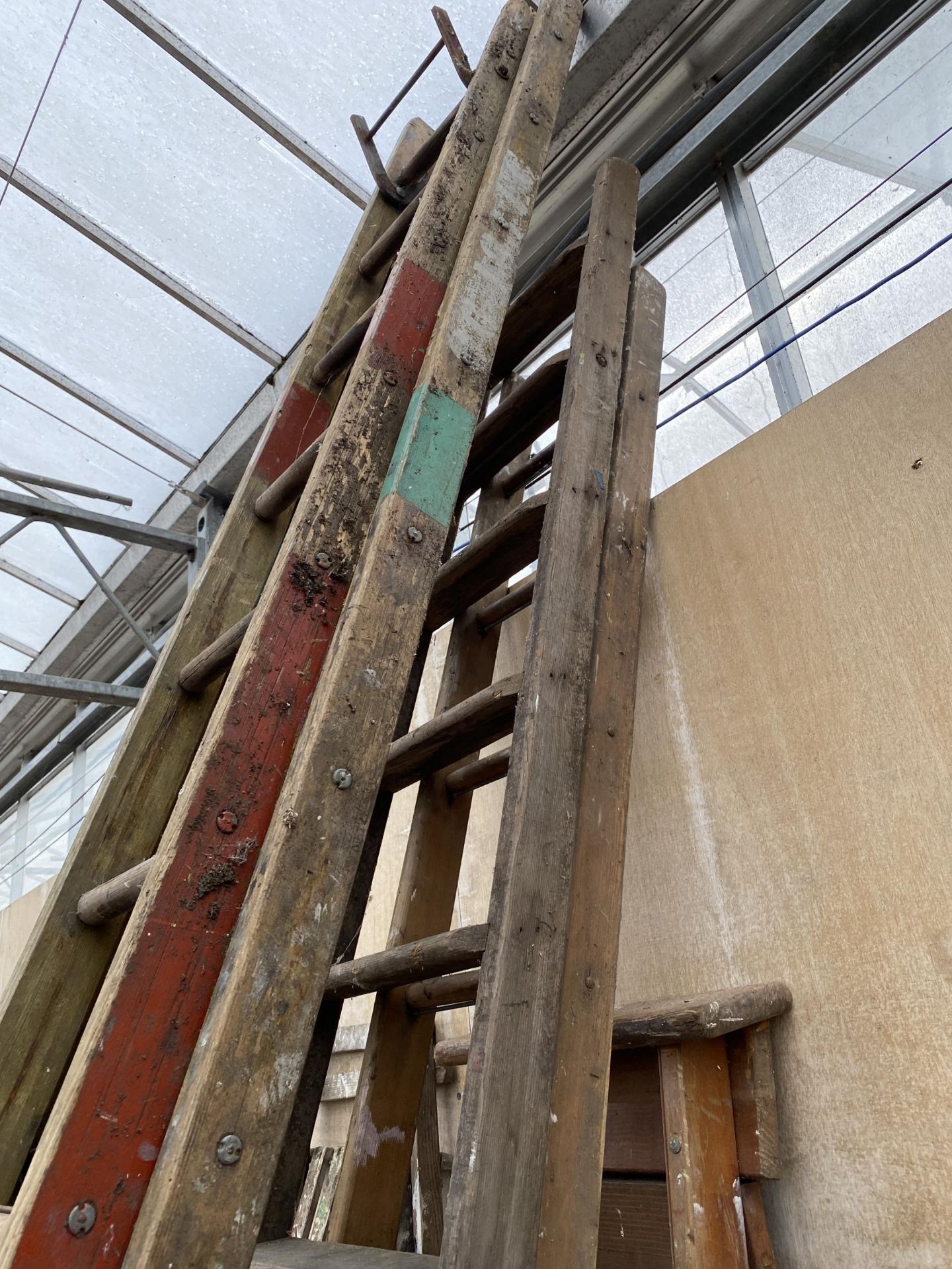 THREE VARIOUS VINTAGE WOODEN LADDERS TO INCLUDE A 7 RUNG WOODEN STEP LADDER - Image 3 of 4