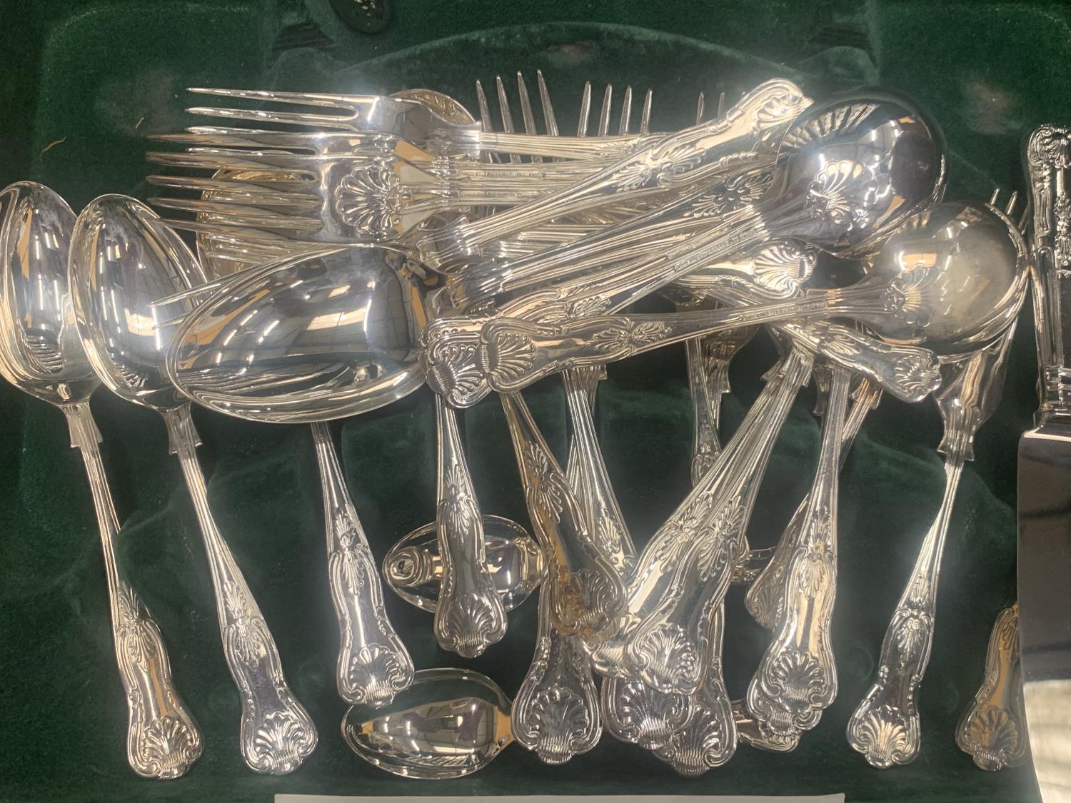 A CANTEEN OF SHEFFIELD CUTLERY IN A CASE - Image 3 of 3