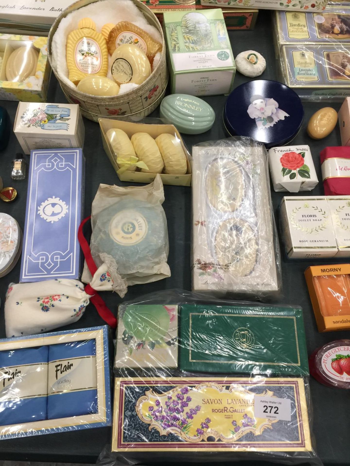 A LARGE QUANTITY OF VINTAGE SOAPS TO INCLUDE YARDLEY, BRONNLEY, ETC - Image 3 of 4