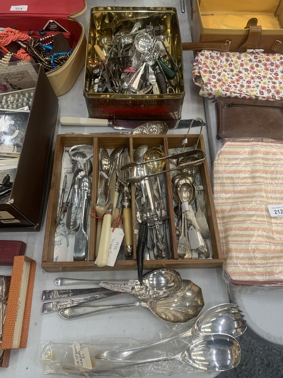 A LARGE QUANTITY OF VINTAGE FLATWARE TO INCLUDE BERRY SPOONS, SUGAR TONGS, CADDY SPOONS, SUGAR