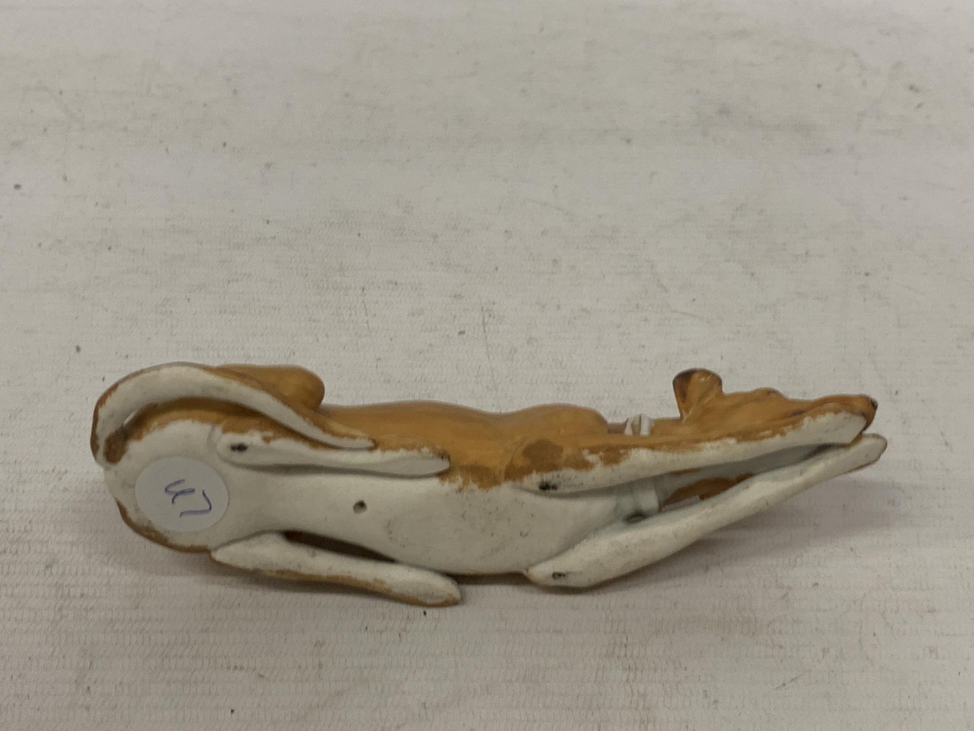 A POSSIBLY DOULTON UNMARKED LYING DOWN DOG ANIMAL FIGURE - Bild 3 aus 3