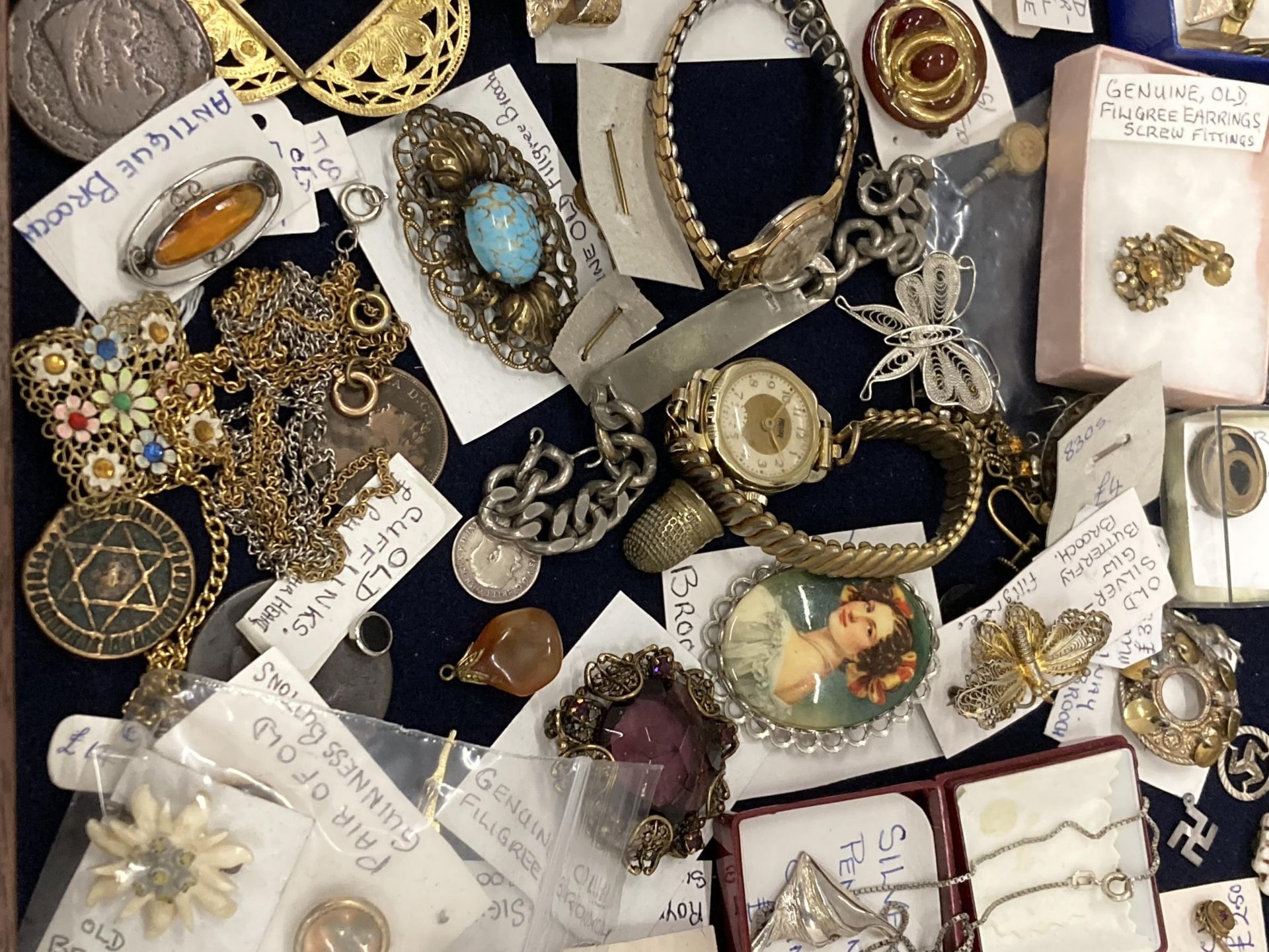 A VINTAGE OAK TABLE TOP JEWELLERY DISPLAY CASE WITH ASSORTED JEWELLERY, BOXED ITEMS, FILIGREE BELT - Image 3 of 4