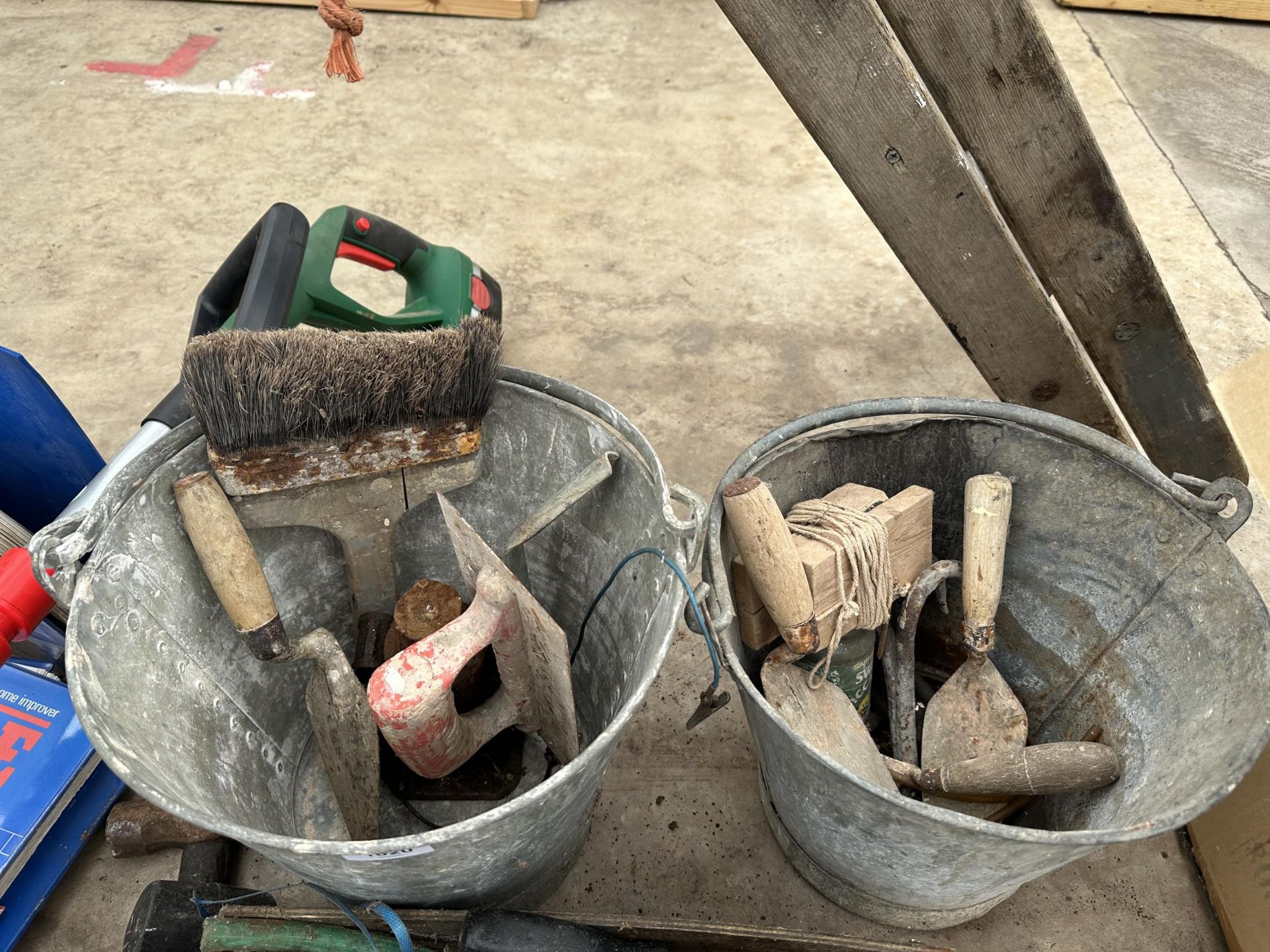 AN ASSORTMENT OF ITEMS TO INCLUDE HAND TOOLS AND TWO GALVANISED BUCKETS ETC - Bild 2 aus 4