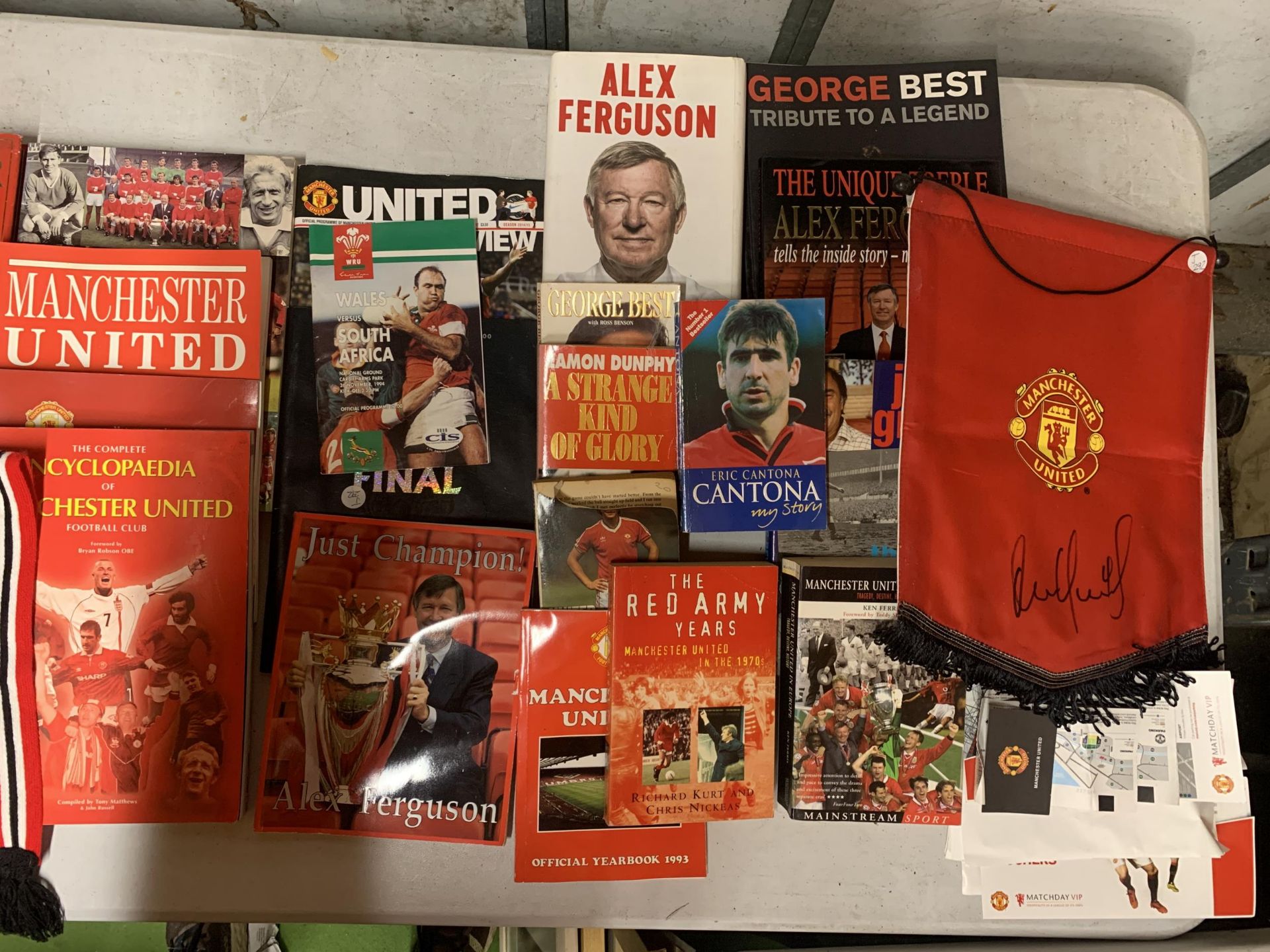 A COLLECTION OF MANCHESTER UNITED BOOKS, FURTHER FOOTBALL BOOKS ETC - Image 3 of 3