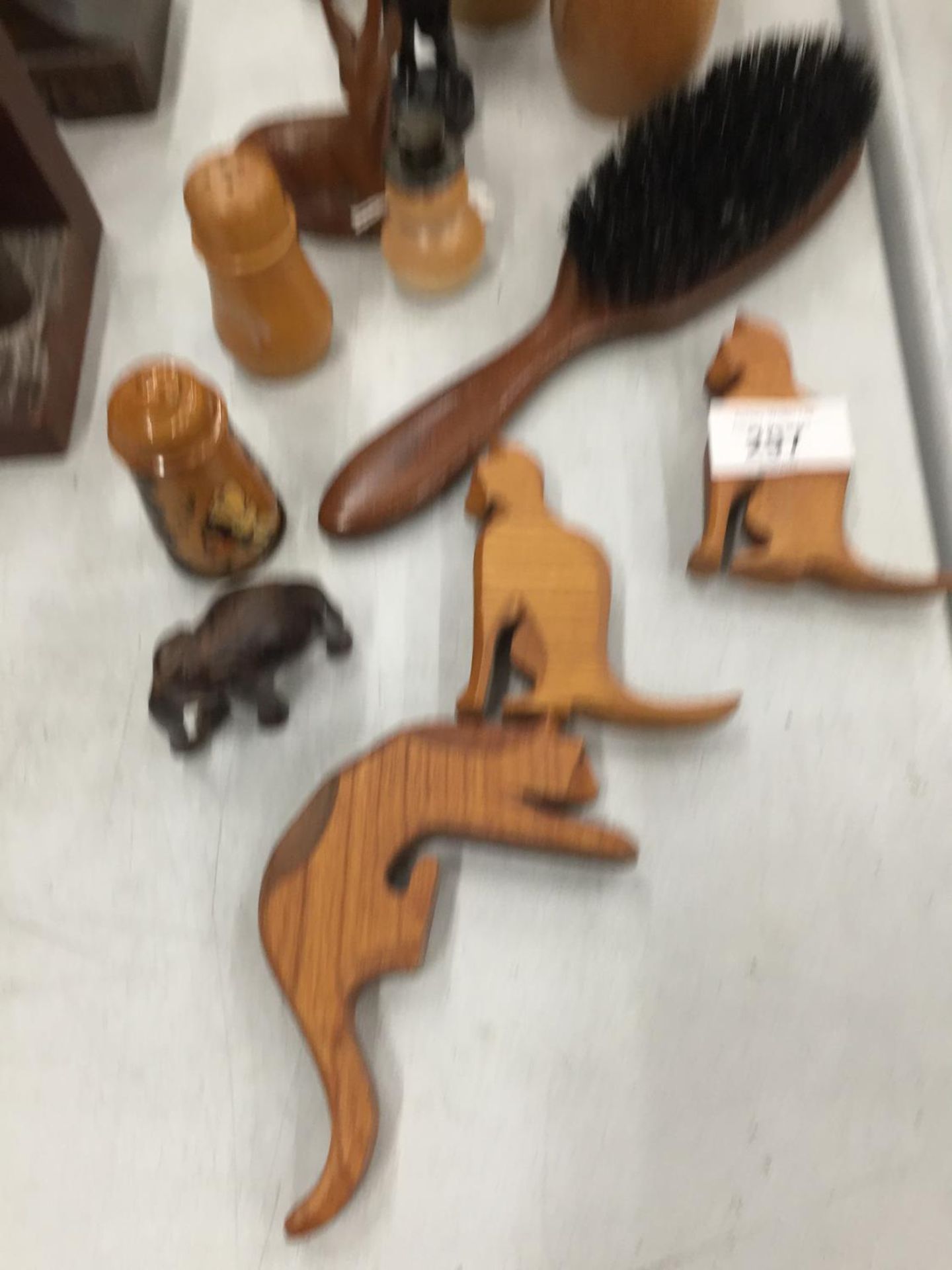 A QUANTITY OF TREEN TO INCLUDE BOOKENDS, CLOCK, FIGURES, LETTER HOLDER, ETC., - Bild 3 aus 5