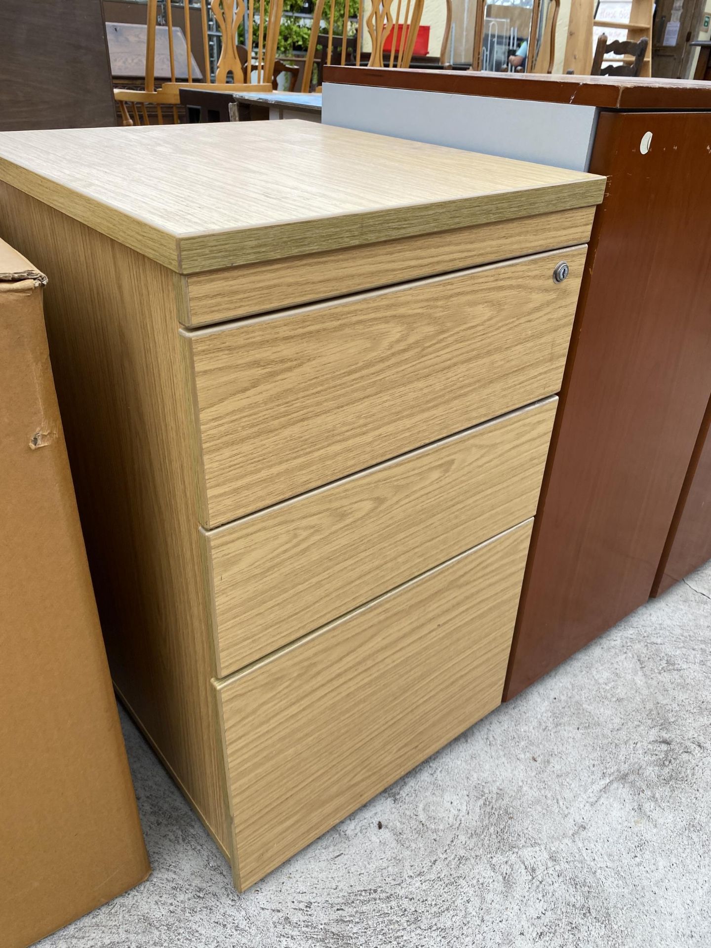 A TWO DOOR WOODEN STORAGE CUPBOARD WITH TWO KEYS AND A THREE DRAWER WOODEN FILING CABINET - Bild 2 aus 3