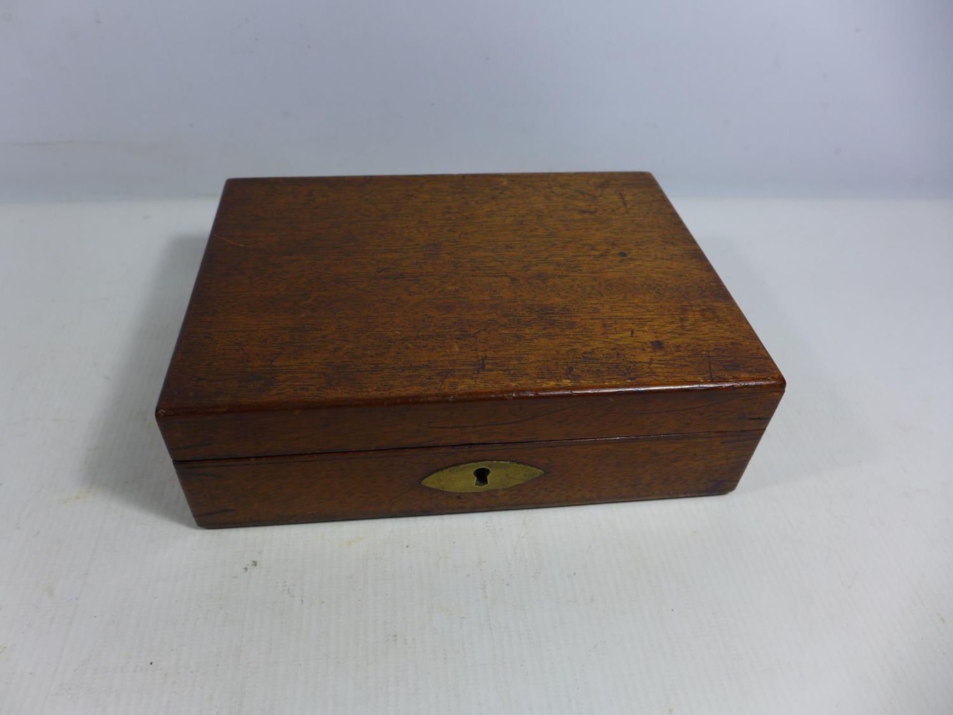 A MAHOGANY BOX FITTED OUT TO TAKE A PISTOL, SIZE OF BOX WIDTH 19.5CM, DEPTH 14CM AND HEIGHT 6CM - Image 2 of 5