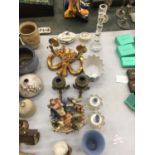 A MIXED LOT TO INCLUDE A CAPODIMONTE FIGURE, GLASS CANDLESTICKS, A WEDGWOOD JASPERWARE VASE, TRINKET