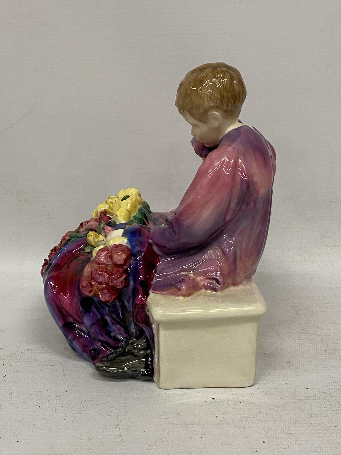 A ROYAL DOULTON 'FLOWER SELLERS CHILDREN' HN1342 FIGURE - Image 4 of 5