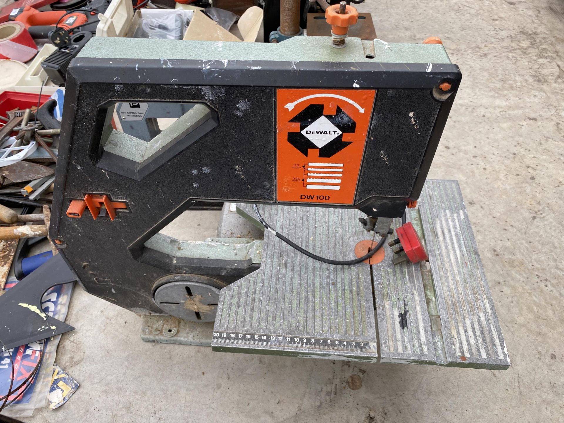 AN ELECTRIC DEWALT BAND SAW AND A FURTHER ELECTRIC SCROLL SAW - Image 4 of 4