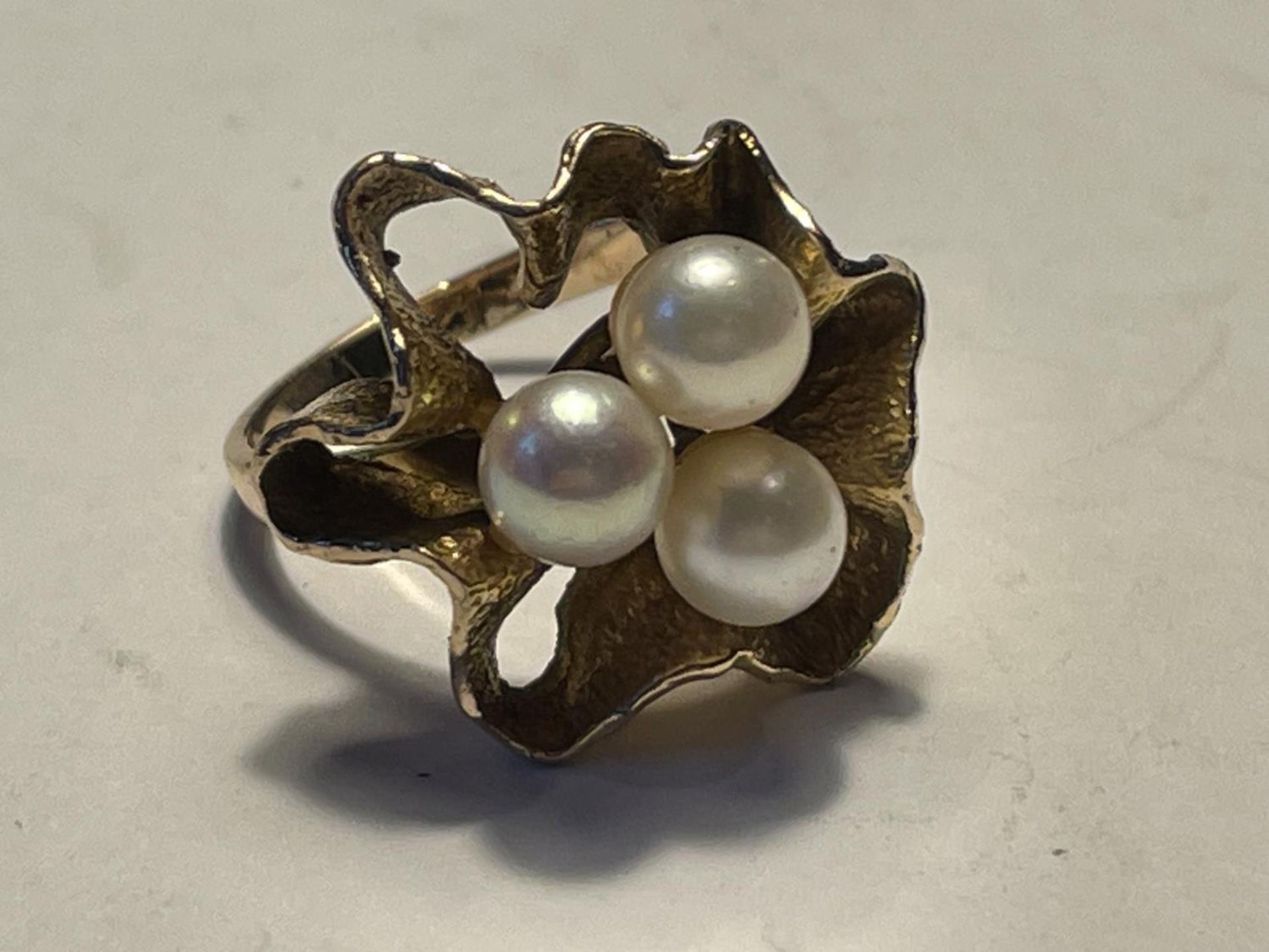 A 9CT YELLOW GOLD AND PEARL RING SIZE K, WEIGHT 4.44 GRAMS