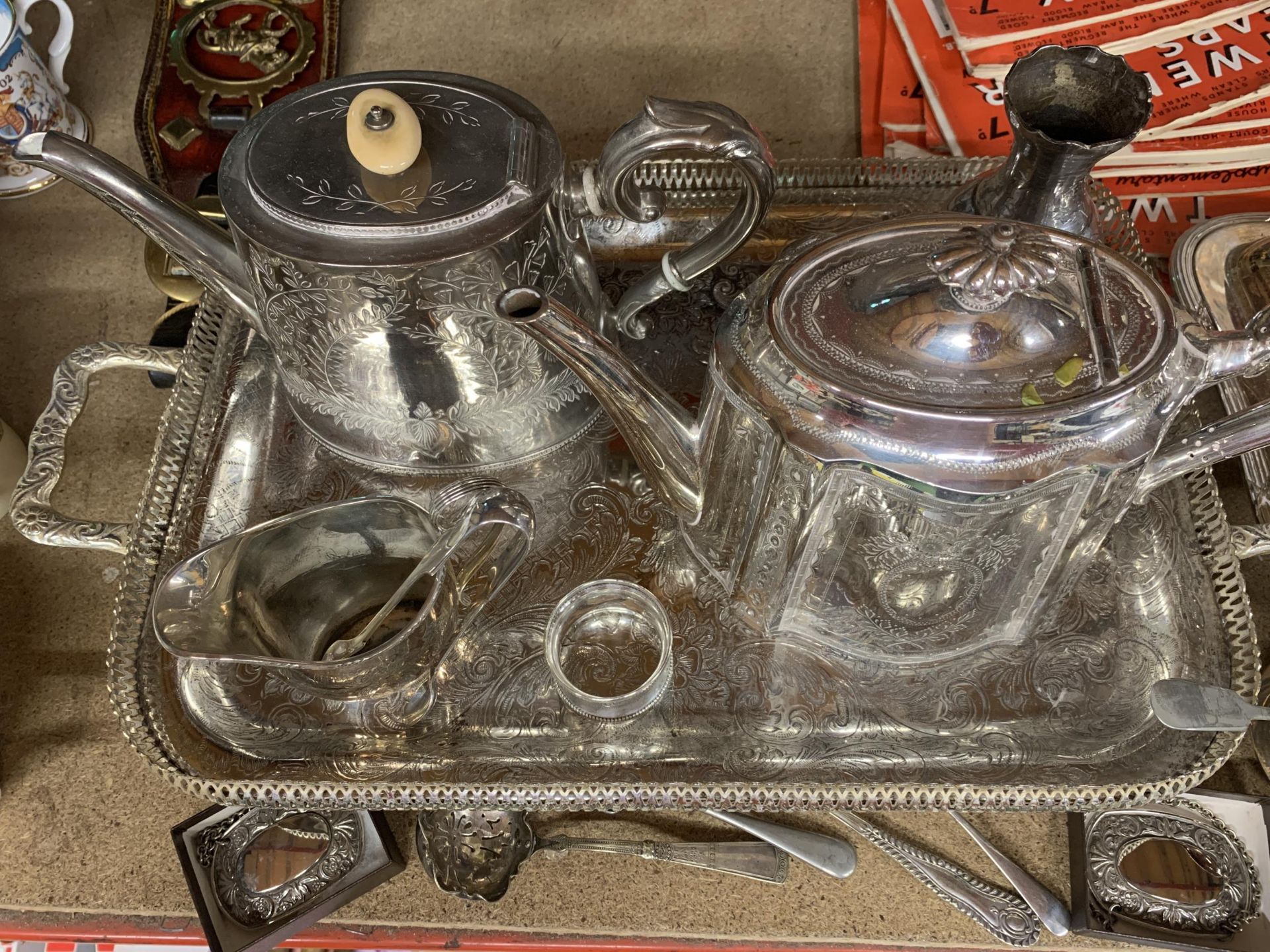 A MIXED GROUP OF SILVER PLATED ITEMS, TEA SET AND TRAY, LIDDED TUREEN, WALKER & HALL ETC - Image 4 of 5