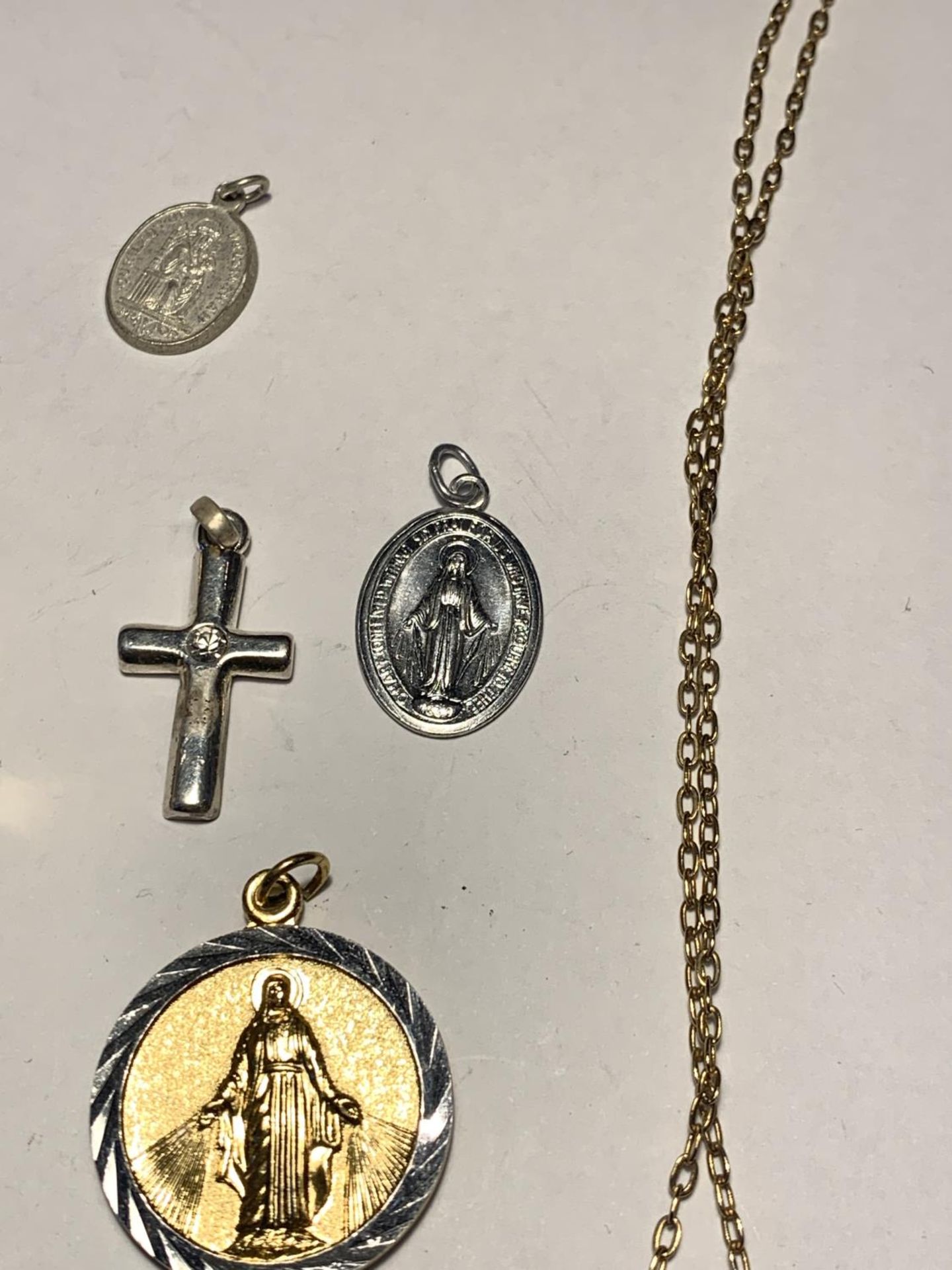 A QUANTITY OF RELIGIOUS ITEMS TO INCLUDE CROSS PENDANTS AND A NEW TESTAMENT BROOCH - Image 4 of 7