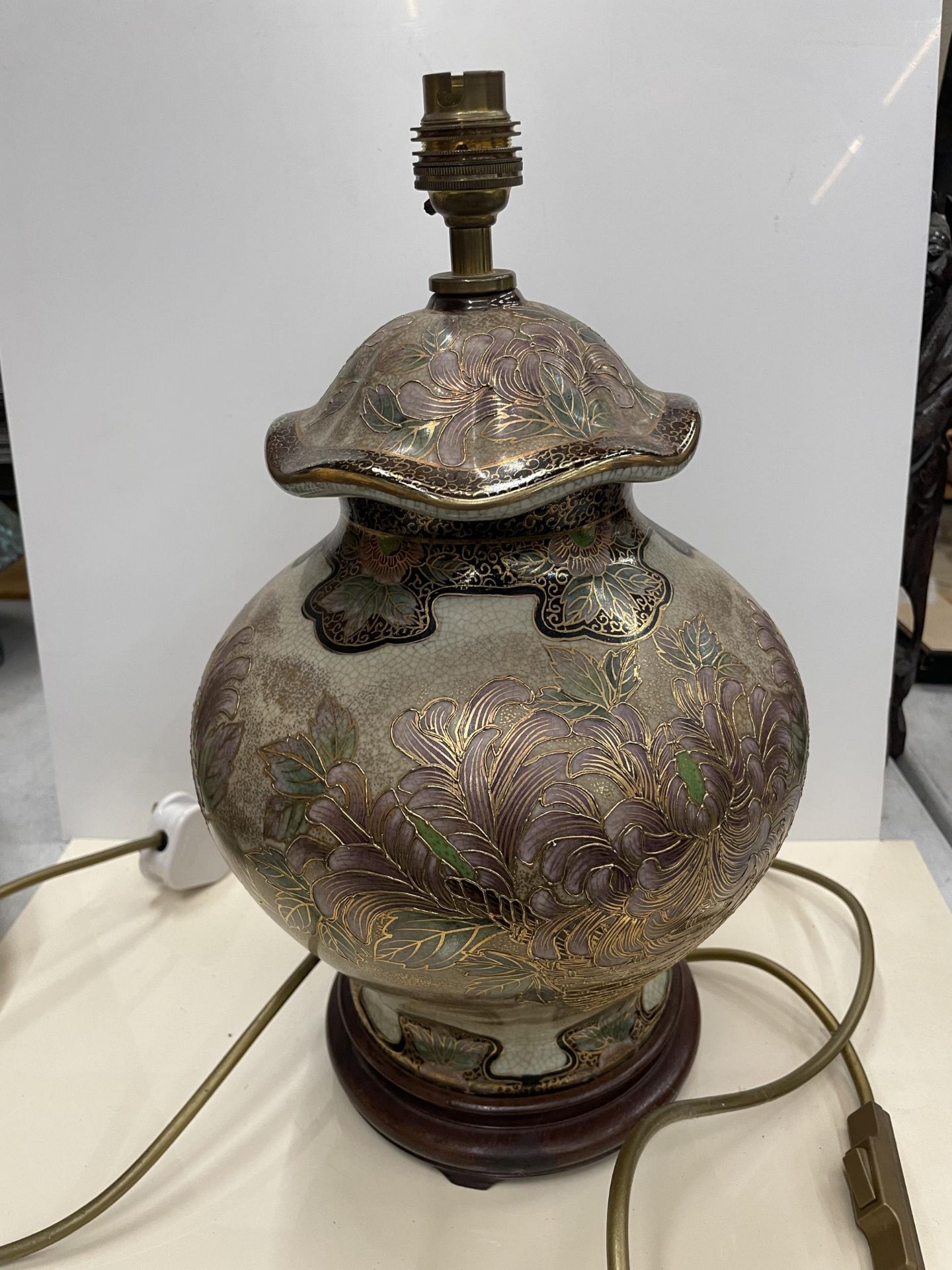 A VINTAGE ORIENTAL SATSUMA STYLE TABLE LAMP