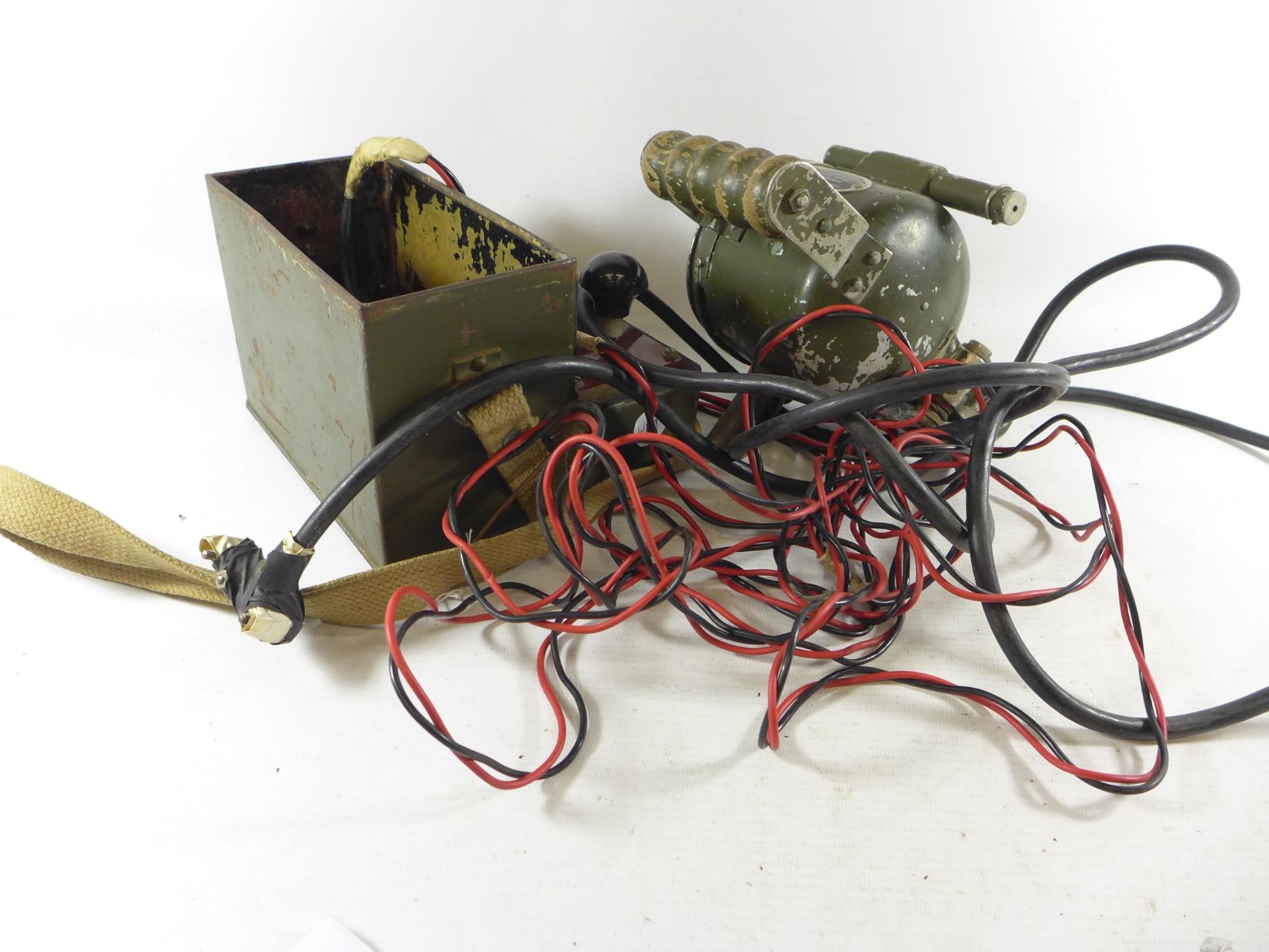 A WORLD WAR II SHORT RANGE SIGNALLING LAMP/MORSE CODE KEY - Image 4 of 4