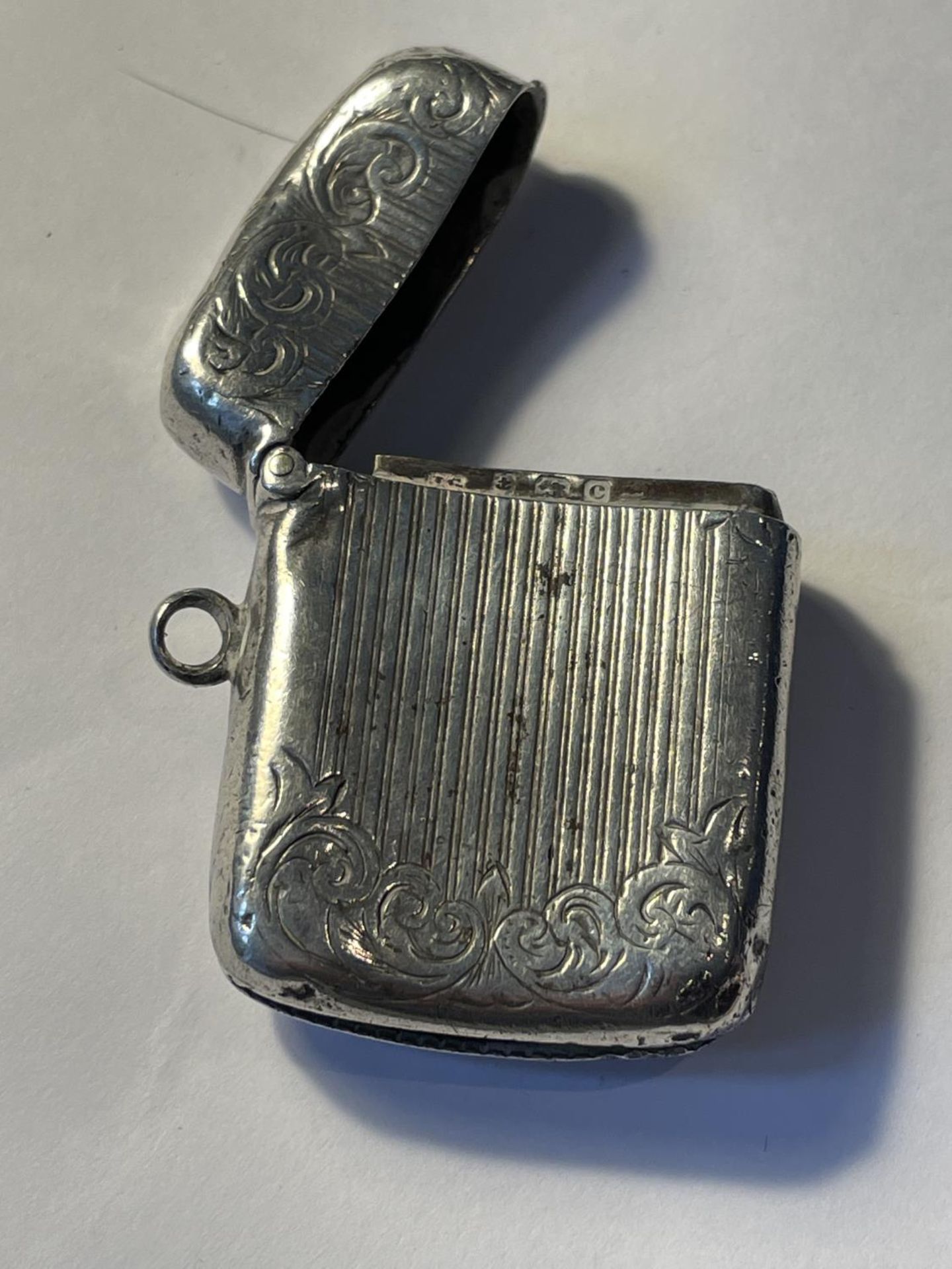 A HALLMARKED BIRMINGHAM SILVER VESTA CASE - Image 2 of 4