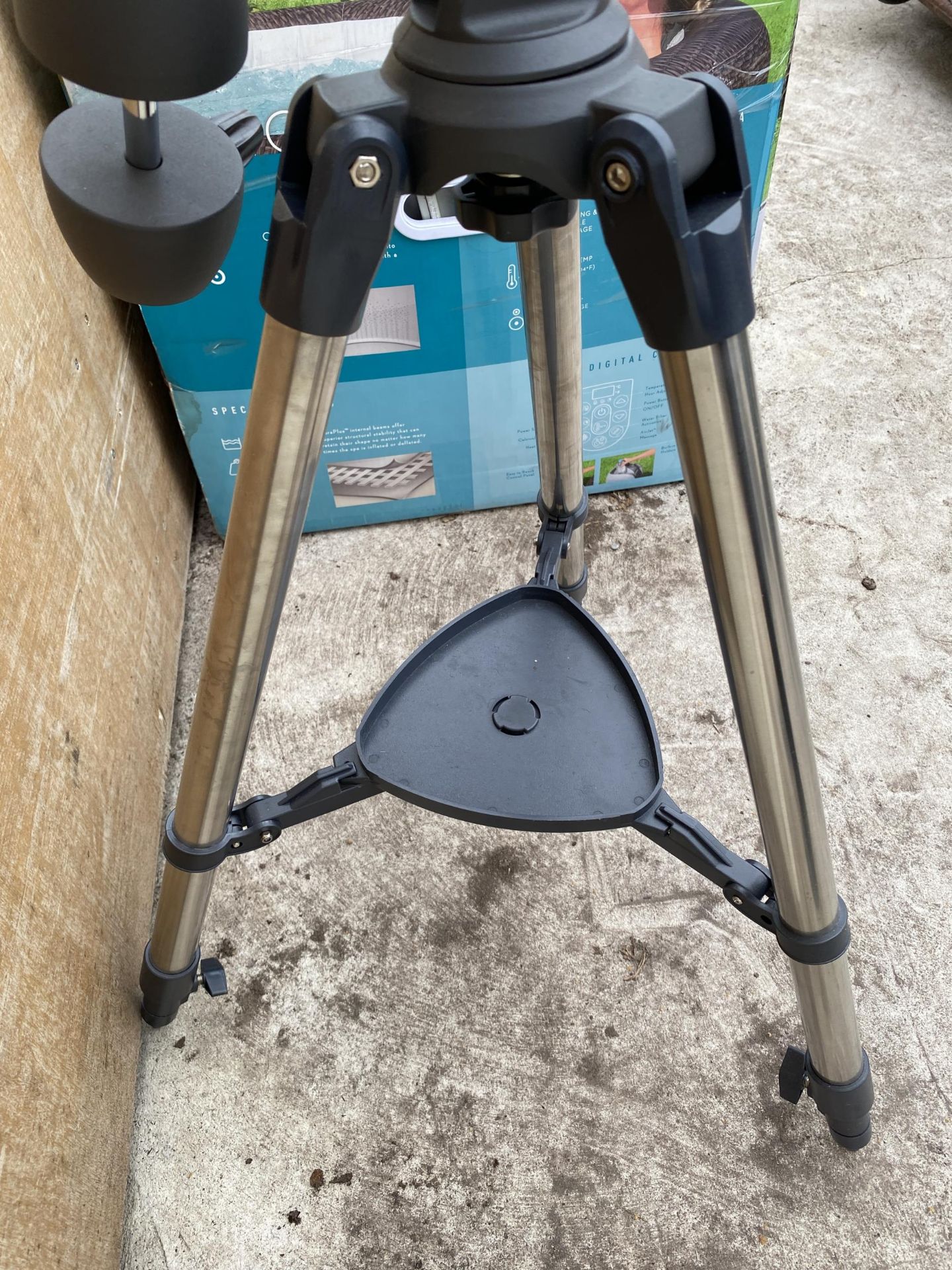 A CALESTRON ASTROMASTER 76 TELESCOPE WITH TRIPOD STAND - Image 7 of 7