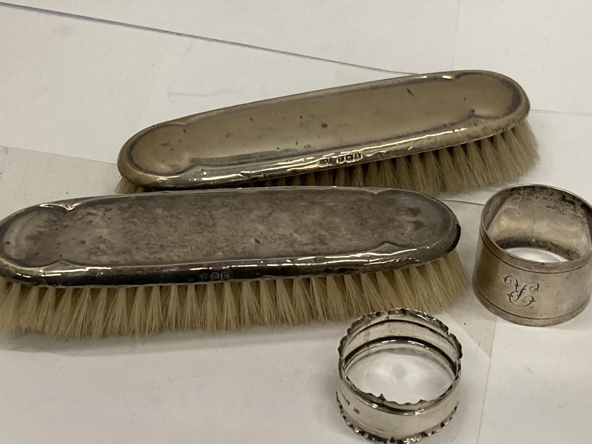 FOUR HALLMARKED SILVER ITEMS - TWO BRUSHES AND TWO NAPKIN RINGS - Image 4 of 4