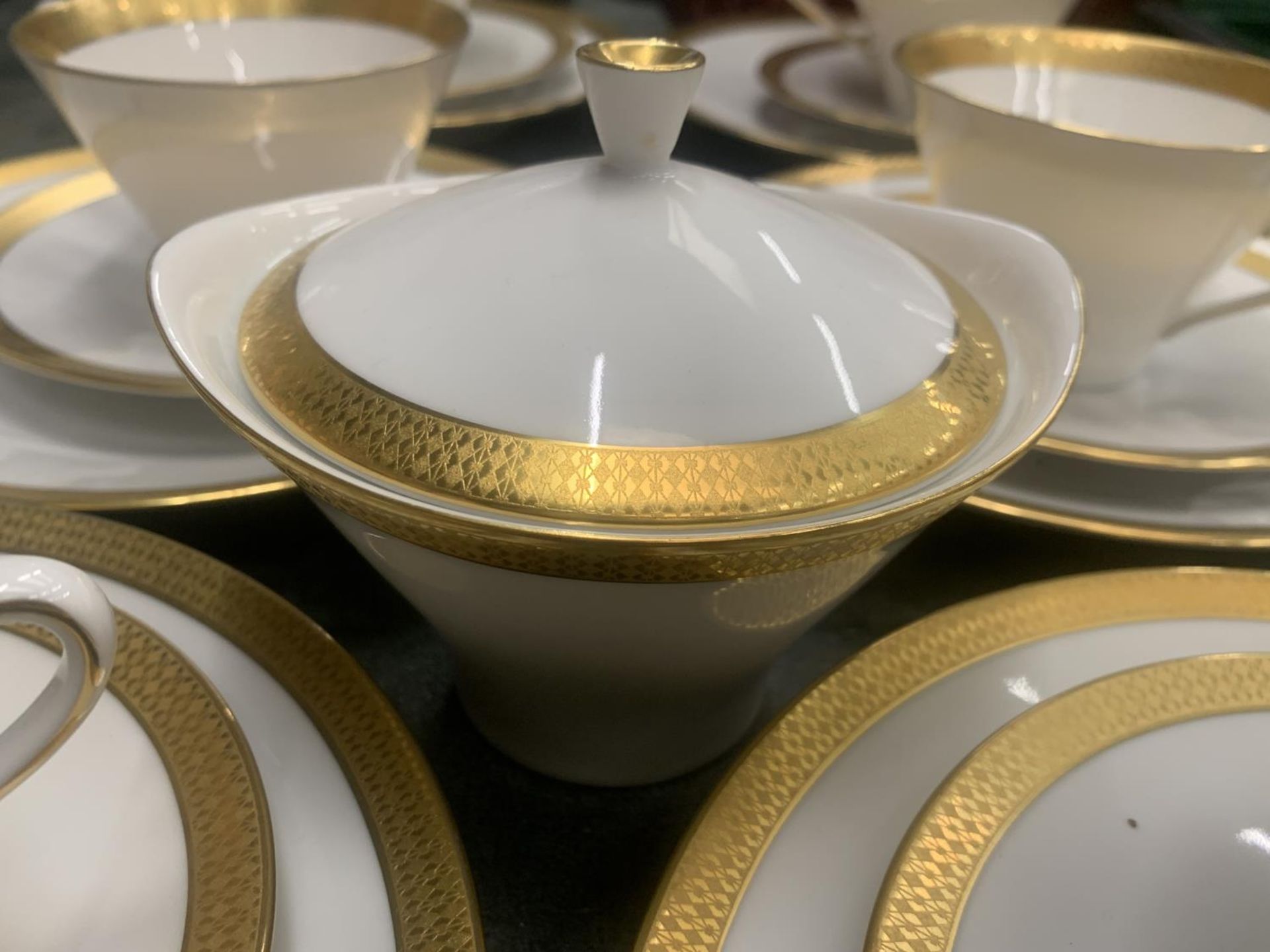 A CHINA PART TEASET IN WHITE WITH GILD TO THE RIMS TO INCLUDE A SUGAR BOWL, CUPS, SAUCERS AND SIDE - Image 3 of 4