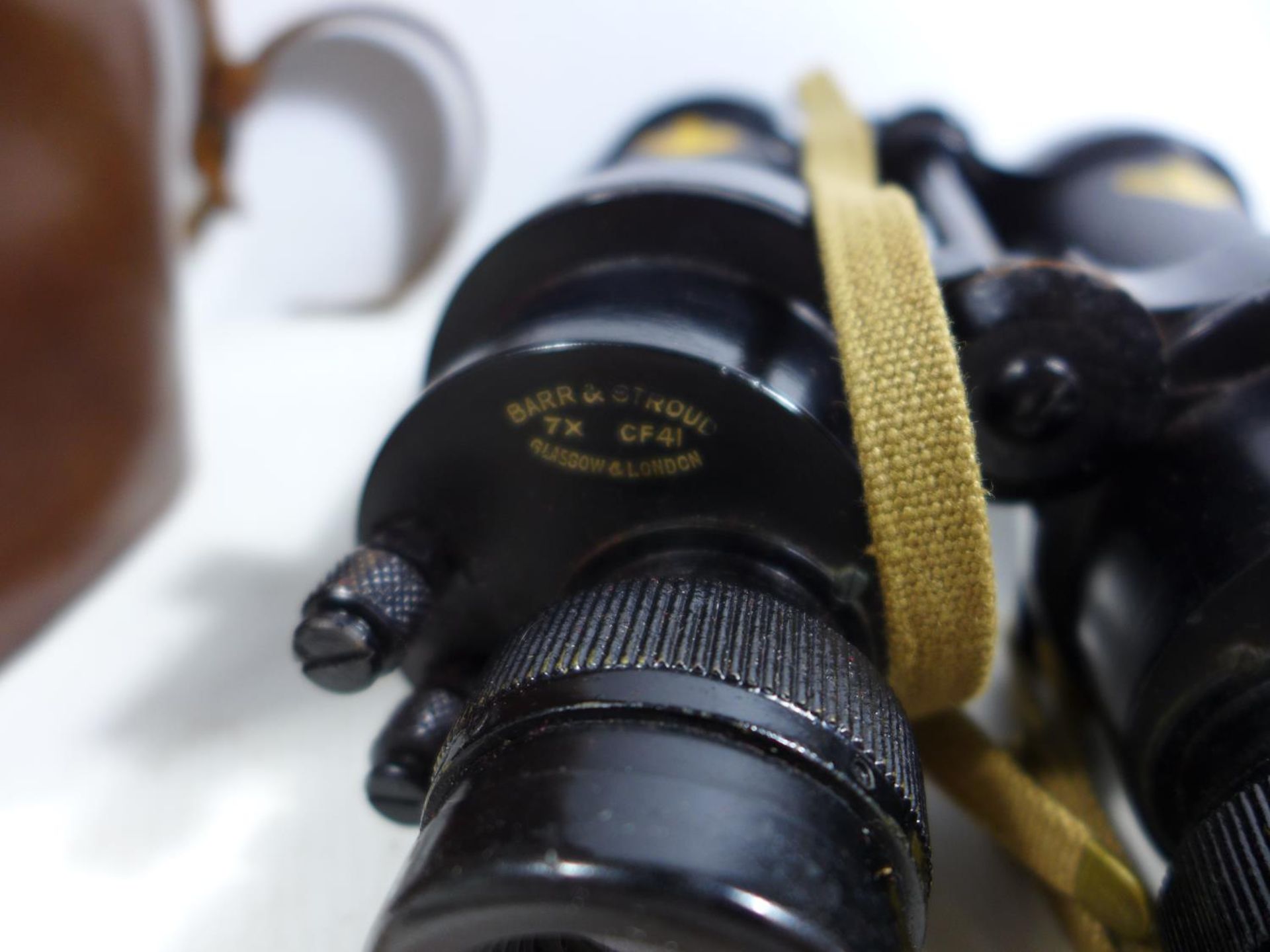 A PAIR OF CASED BRITISH WORLD WAR II BARR & STROUD MILITARY BINOCULARS - Bild 2 aus 5