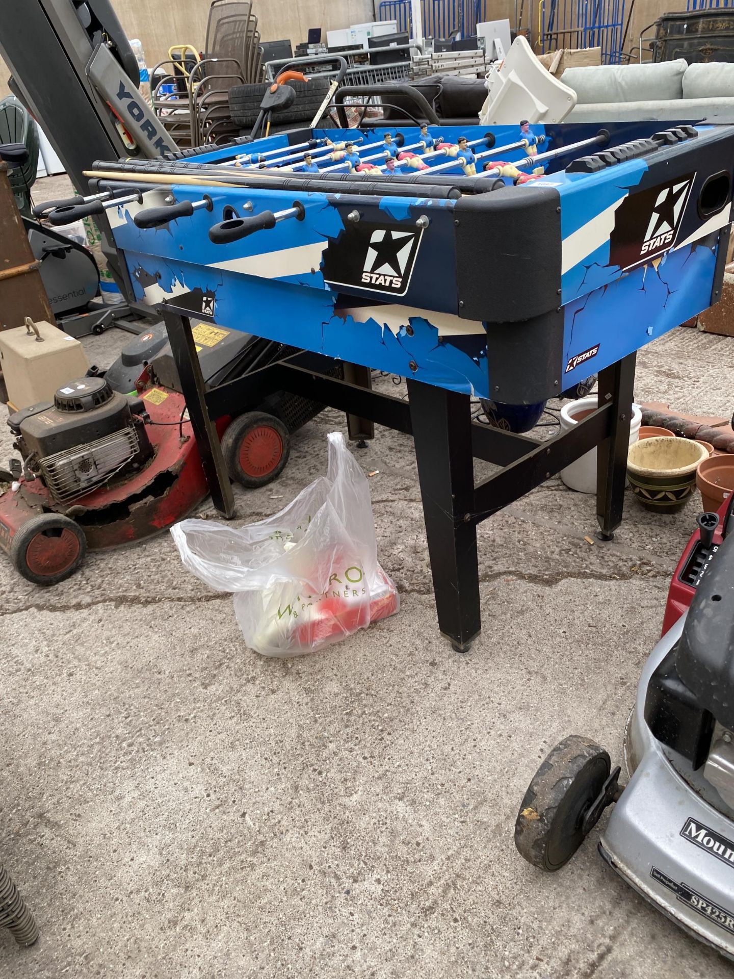 A CHILDS MULTIGAMES TABLE WITH ACCESORIES - Image 2 of 7