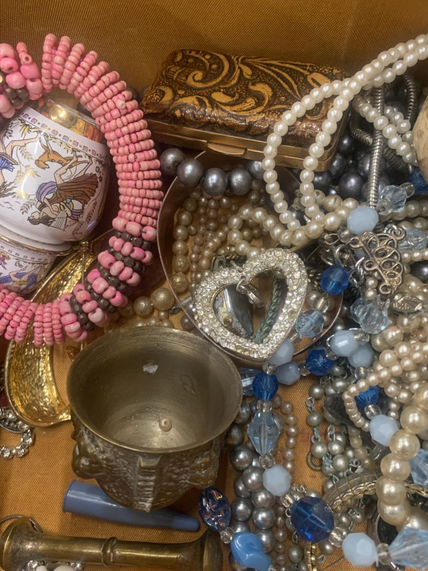 A QUANTITY OF COSTUME JEWELLERY TO INCLUDE BANGLES, WATCHES, BEADS, COLLECTABLES, ETC IN A VINTAGE - Image 3 of 5