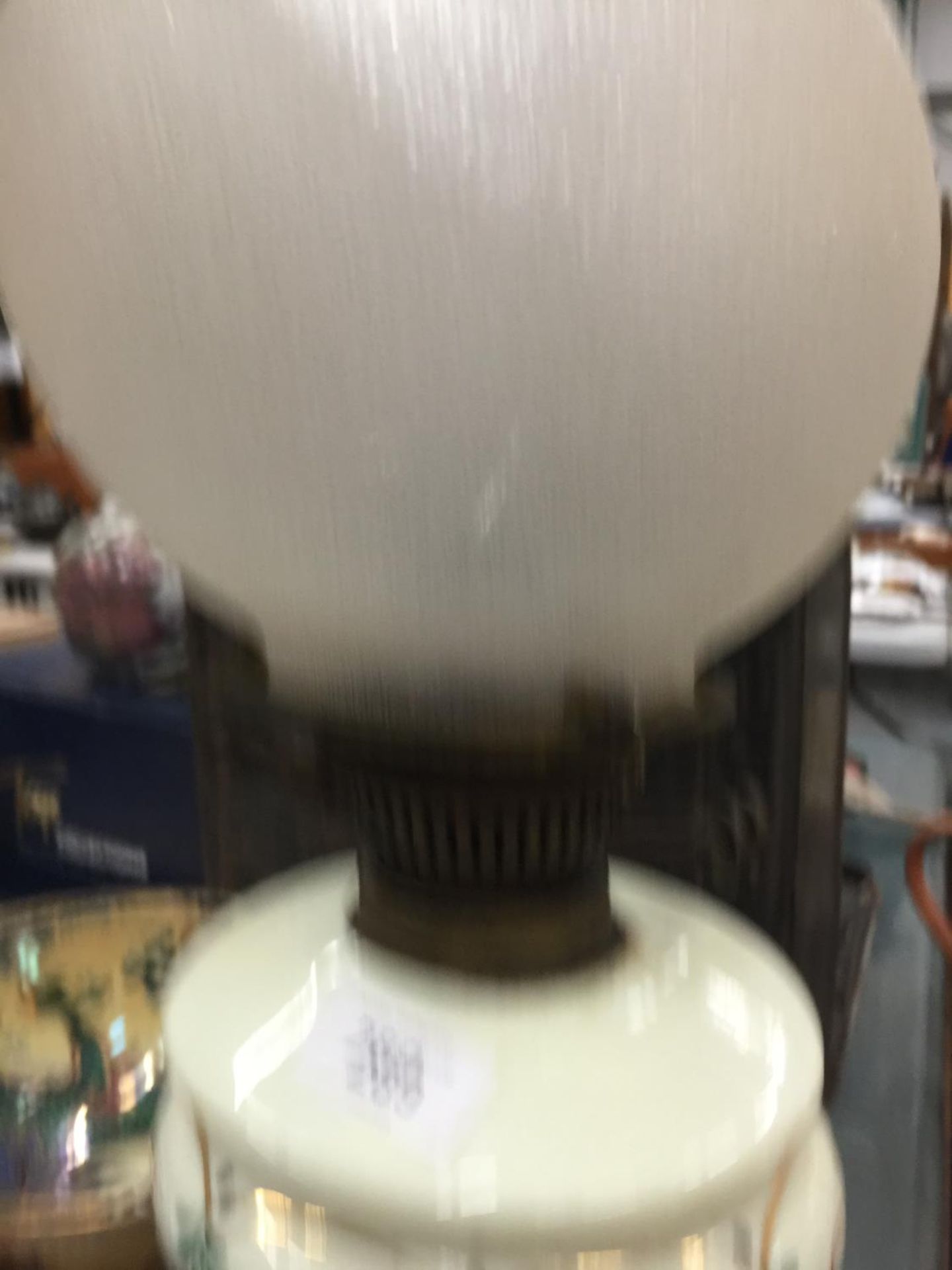 AN OIL LAMP ON WOODEN BASE - Bild 3 aus 4