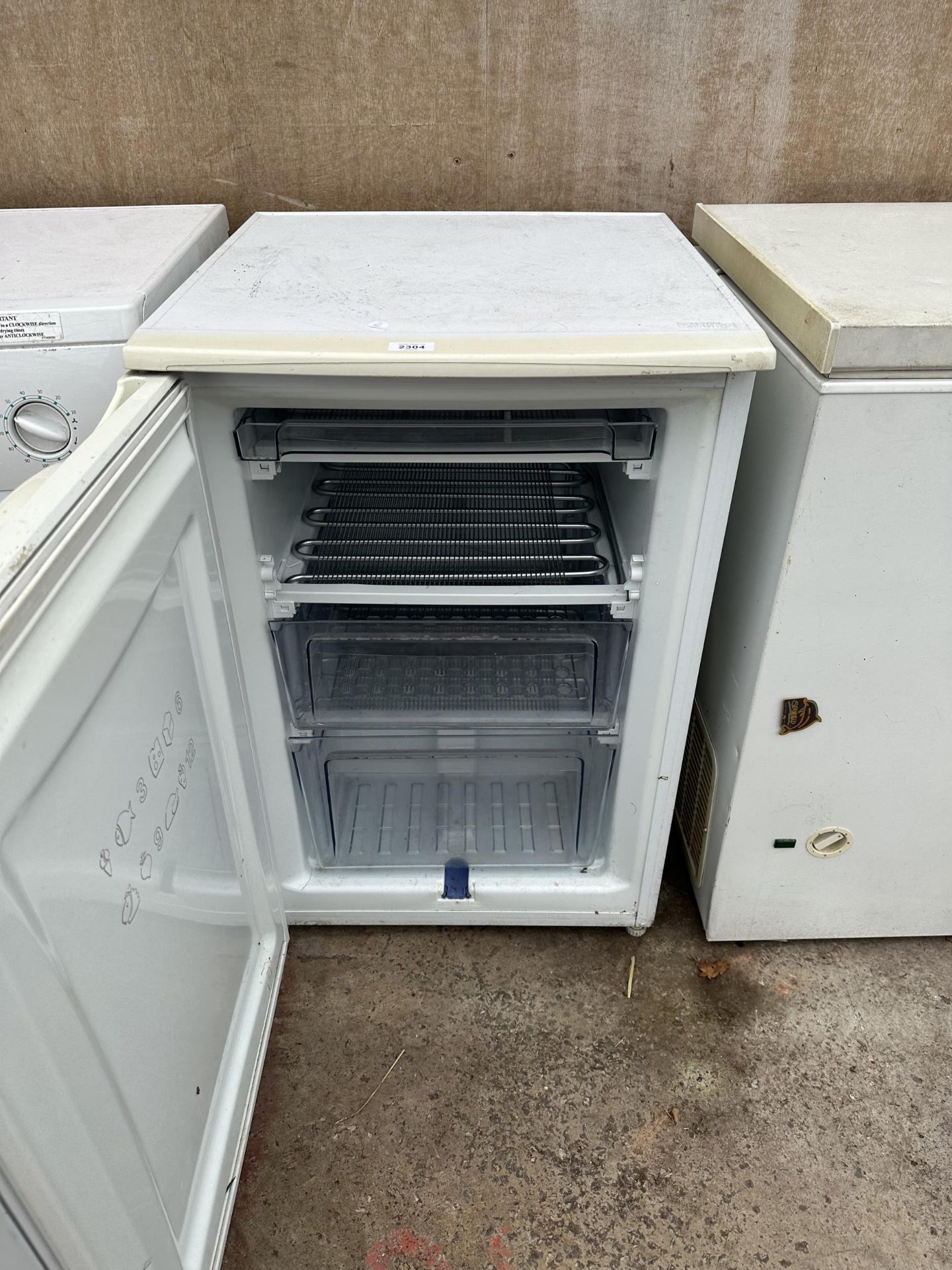 A WHITE HOTPOINT UNDERCOUNTER FREEZER - Bild 2 aus 2