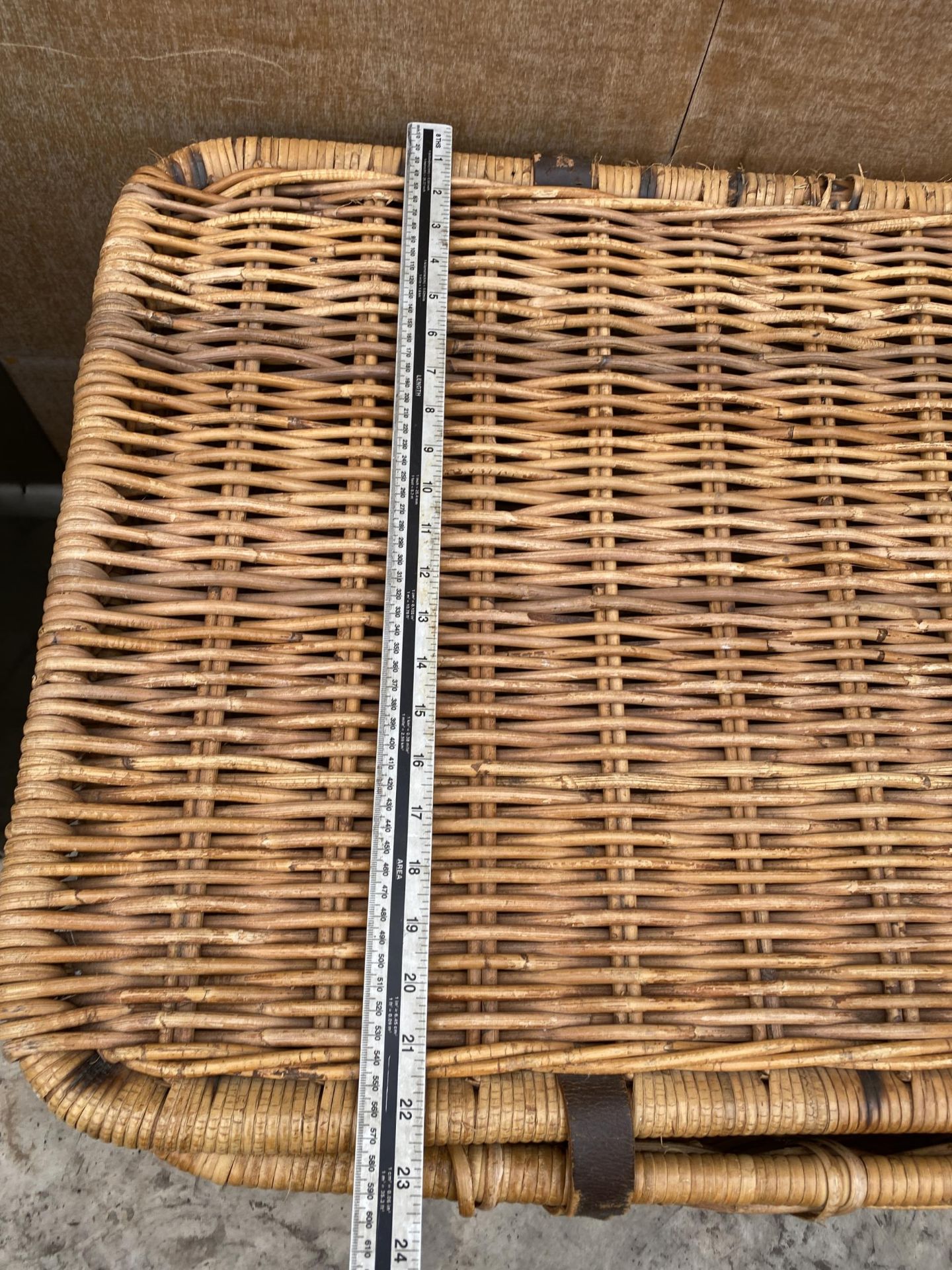 A LARGE WICKER LOG BASKET WITH HINGED LID AND LEATHER STRAPPING - Bild 4 aus 4
