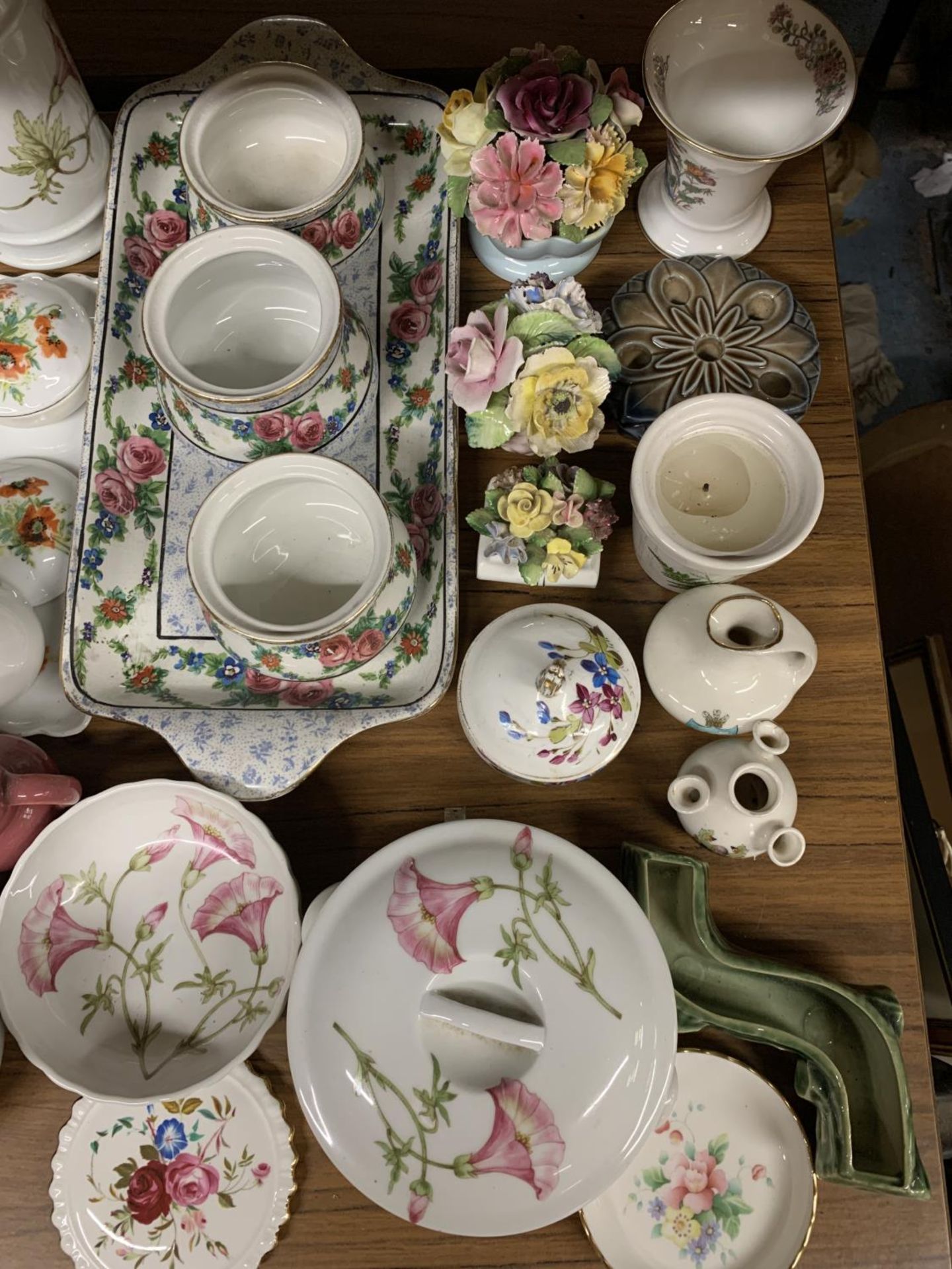 A LARGE QUANTITY OF CERAMIC ITEMS TO INCLUDE TRAYS, BOWLS, TRINKET DISHES, FLORAL POSIES, A DRESSING - Bild 3 aus 3