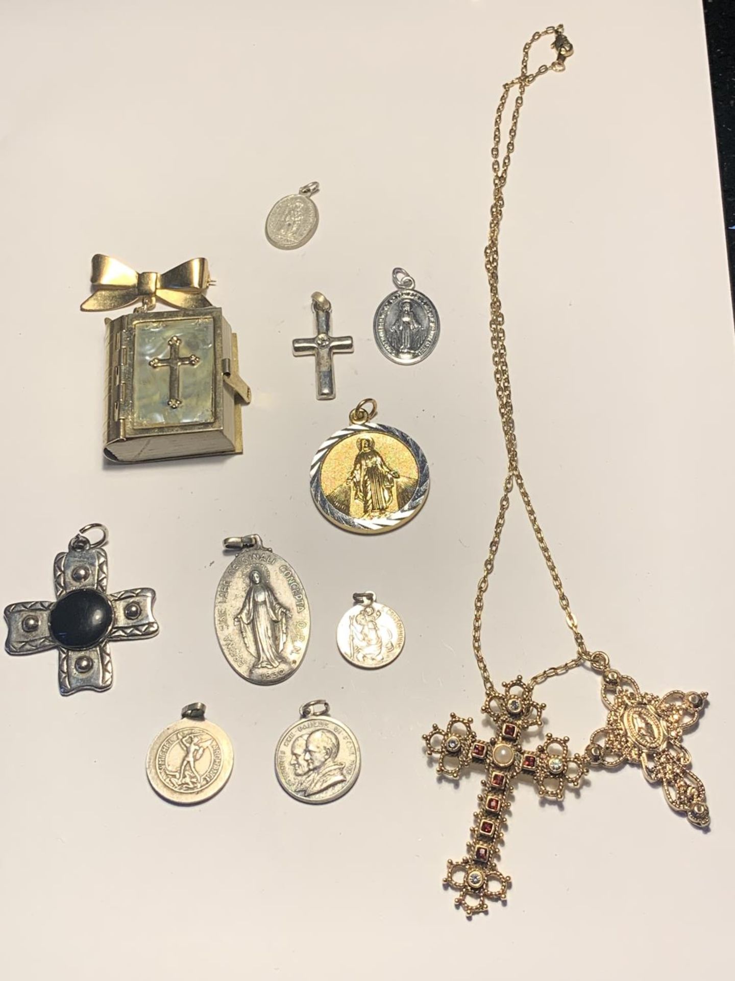 A QUANTITY OF RELIGIOUS ITEMS TO INCLUDE CROSS PENDANTS AND A NEW TESTAMENT BROOCH