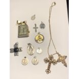 A QUANTITY OF RELIGIOUS ITEMS TO INCLUDE CROSS PENDANTS AND A NEW TESTAMENT BROOCH
